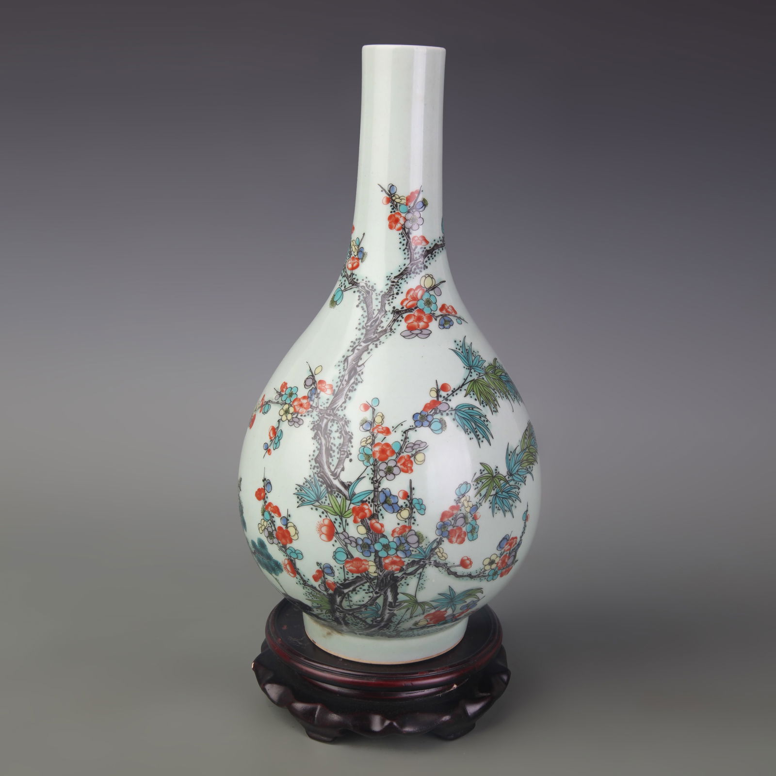FAMILLE ROSE FLORAL PATTERN GALLBLADDER STYLR PORCELAIN VASE: Qing Dynasty Qian Long Period; Diameter: 3.2 inch; High: 11.1 inch