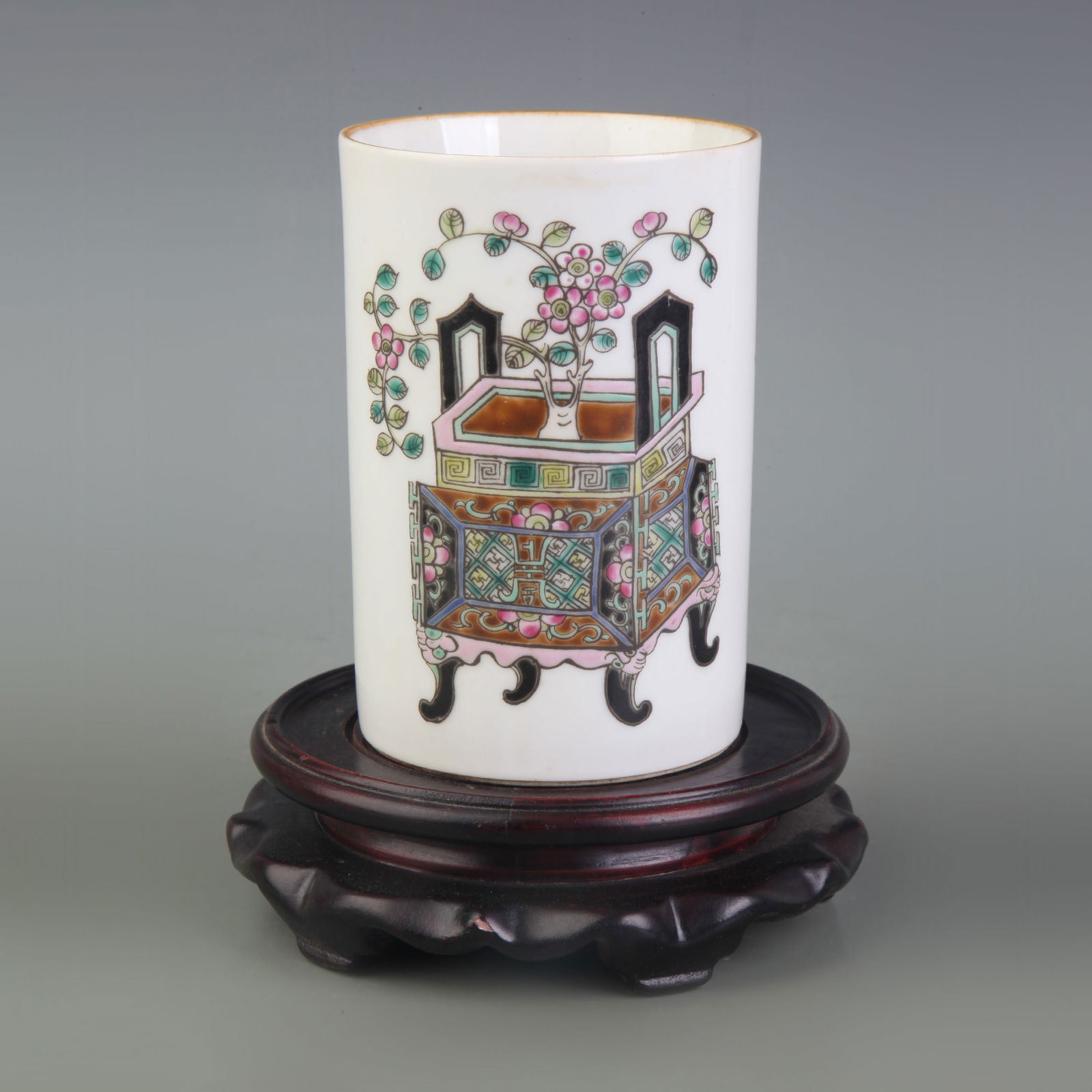 FAMILLE ROSE FLORAL PATTERN PORCELAIN BRUSH POT: Republic Period; Diameter: 3.2 inch; High: 4.8 inch