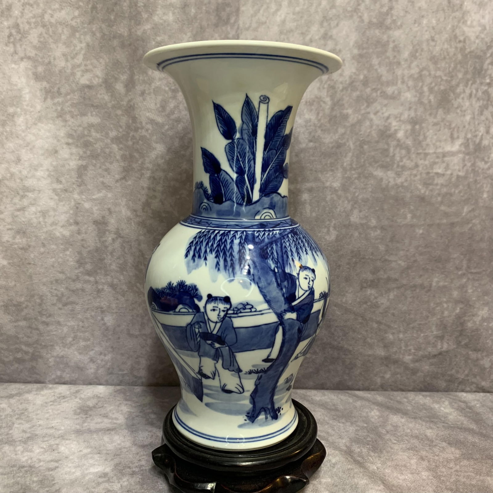 A FINE BLUE AND WHITE TREE PATTERN PORCELAIN VASE: Qing Dynasty; High: 9.1 inch; Diameter: 4.7 inch;