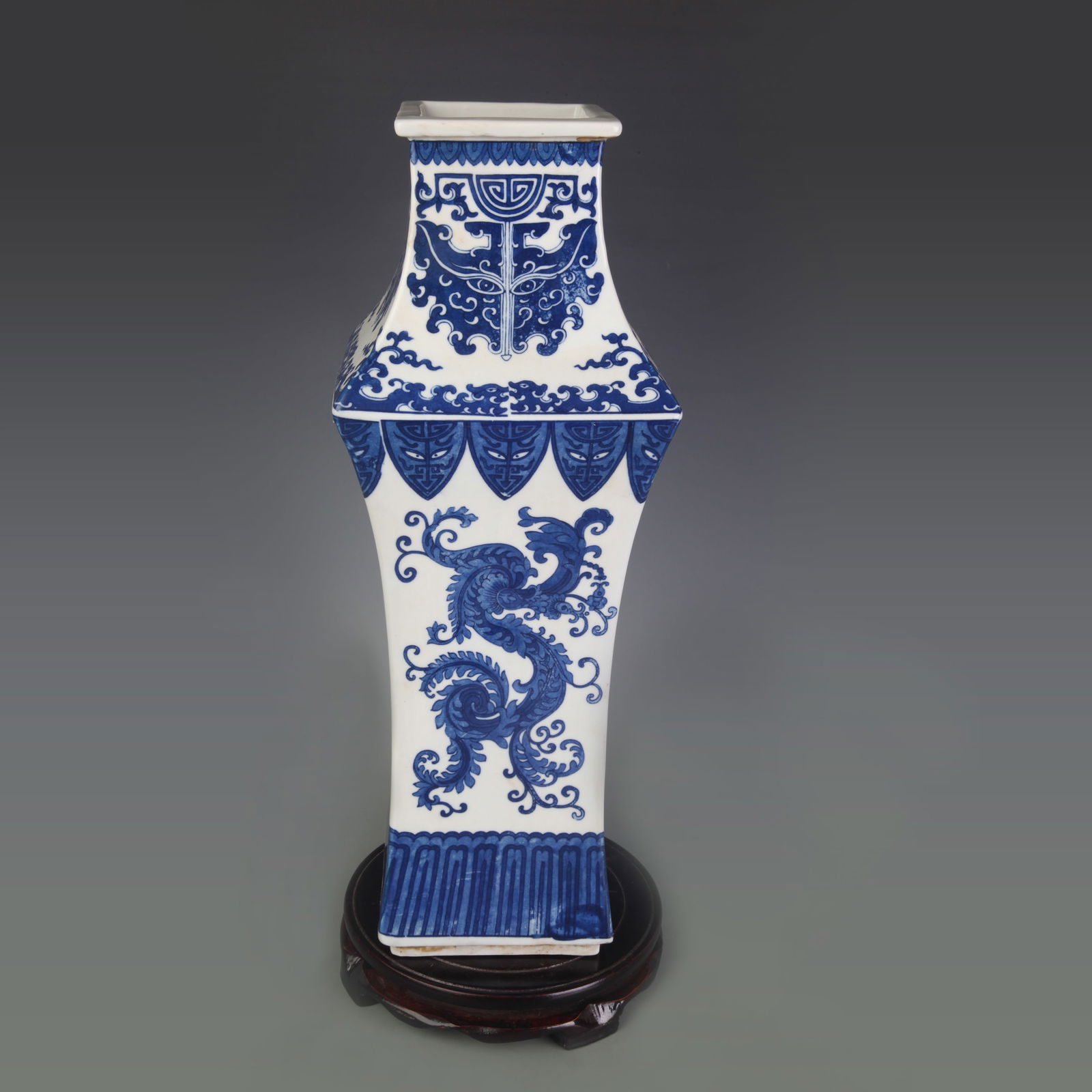 BLUE AND WHITE DRAGON PATTERN PORCELAIN SQUARE VASE: Qing Dynasty Qian Long Period; idtHigh: 4.8 inch; High: 16.1 inch;