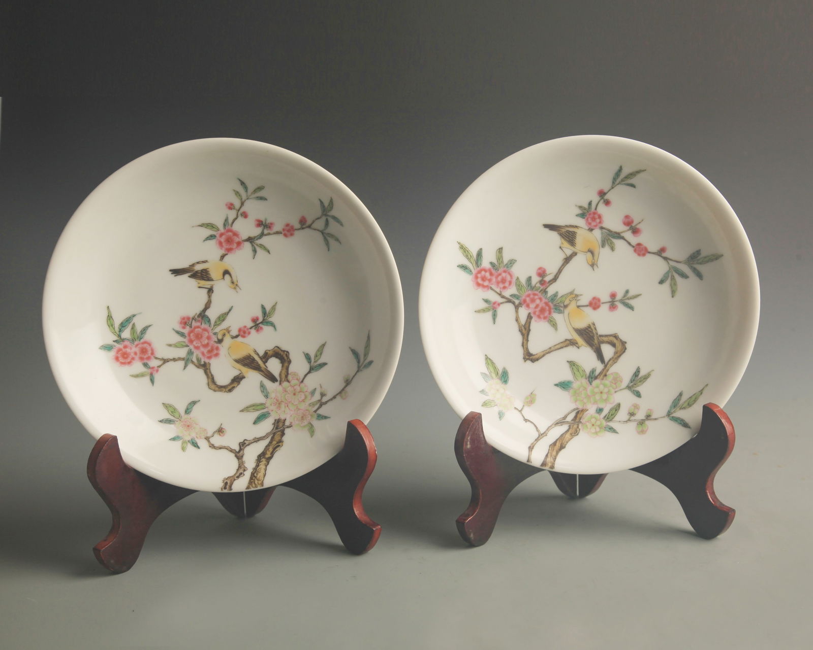 RARE YELLOW GLAZED FAMILLE ROSE FLOWER PATTERN PORCELAIN PLATE: Qing Dynasty Yong Zheng Period; High: 1.5 inch; Diameter:8.0 inch;