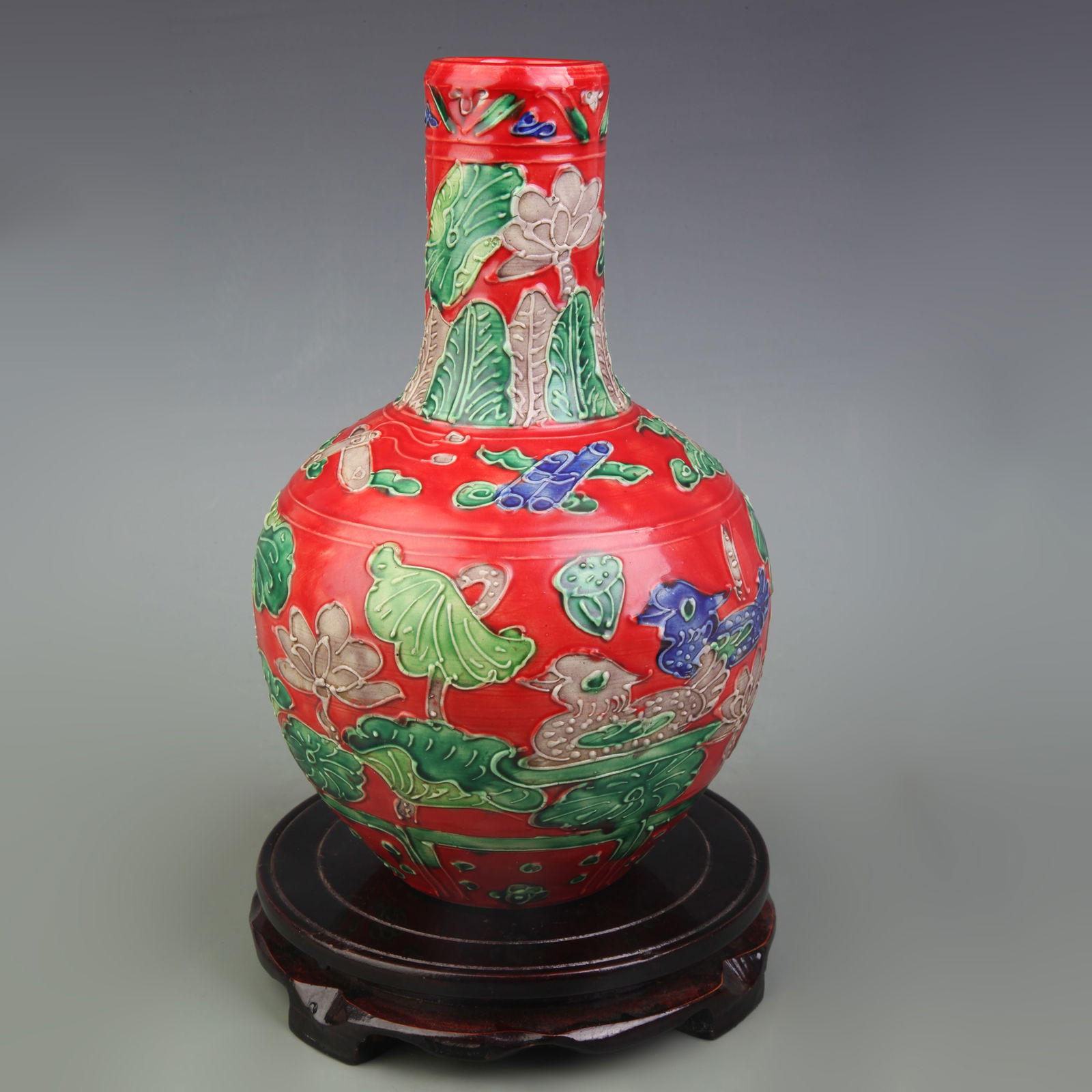 FA HUA COLOR FLORAL AND BIRD PATTERN GLOBULAR STYLE PORCELAIN VASE: Ming Dynasty Hong Zhi Period; High: 10.1 inch