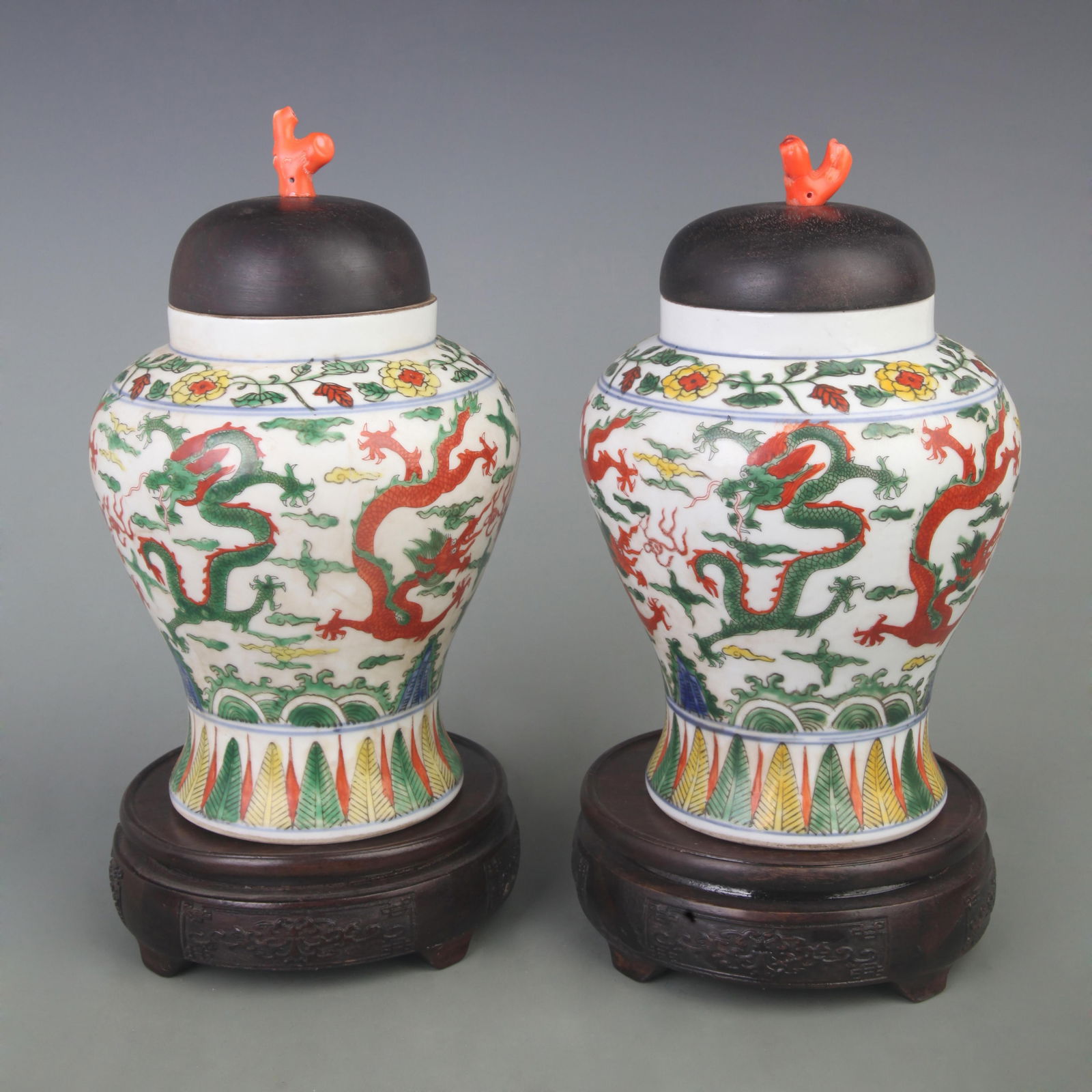 RARE PAIR OF FAMILLE VERTE PATTERN GENERAL STYLE JAR: Ming Dynasty Style; Diameter:5.0 inch; High: 9.0 inch;