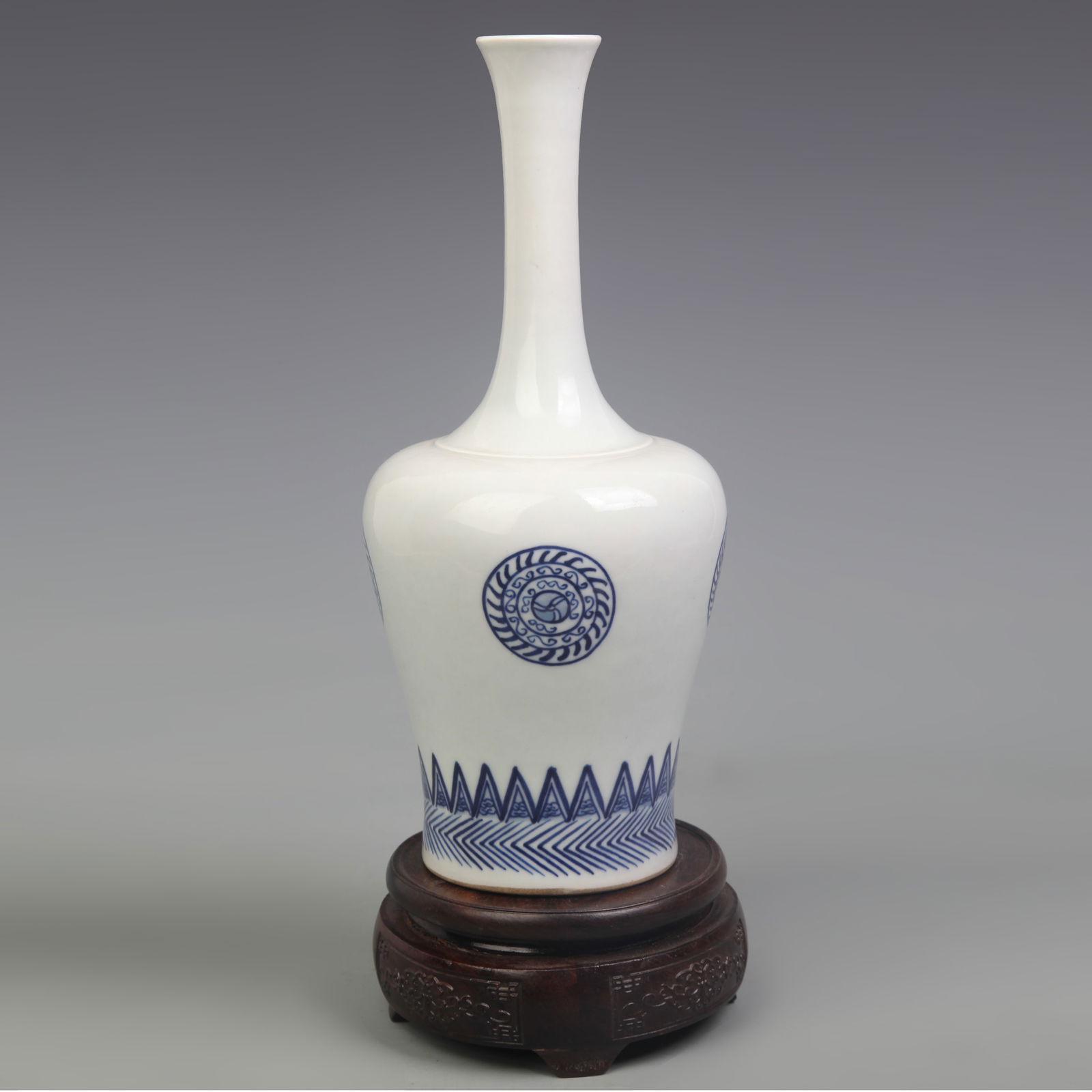 BLUE AND WHITE LONG NECK STYLE PORCELAIN VASE: Qing Dynasty; Kang Xi Period; Width: 4.3 inch; High: 10.2 inch