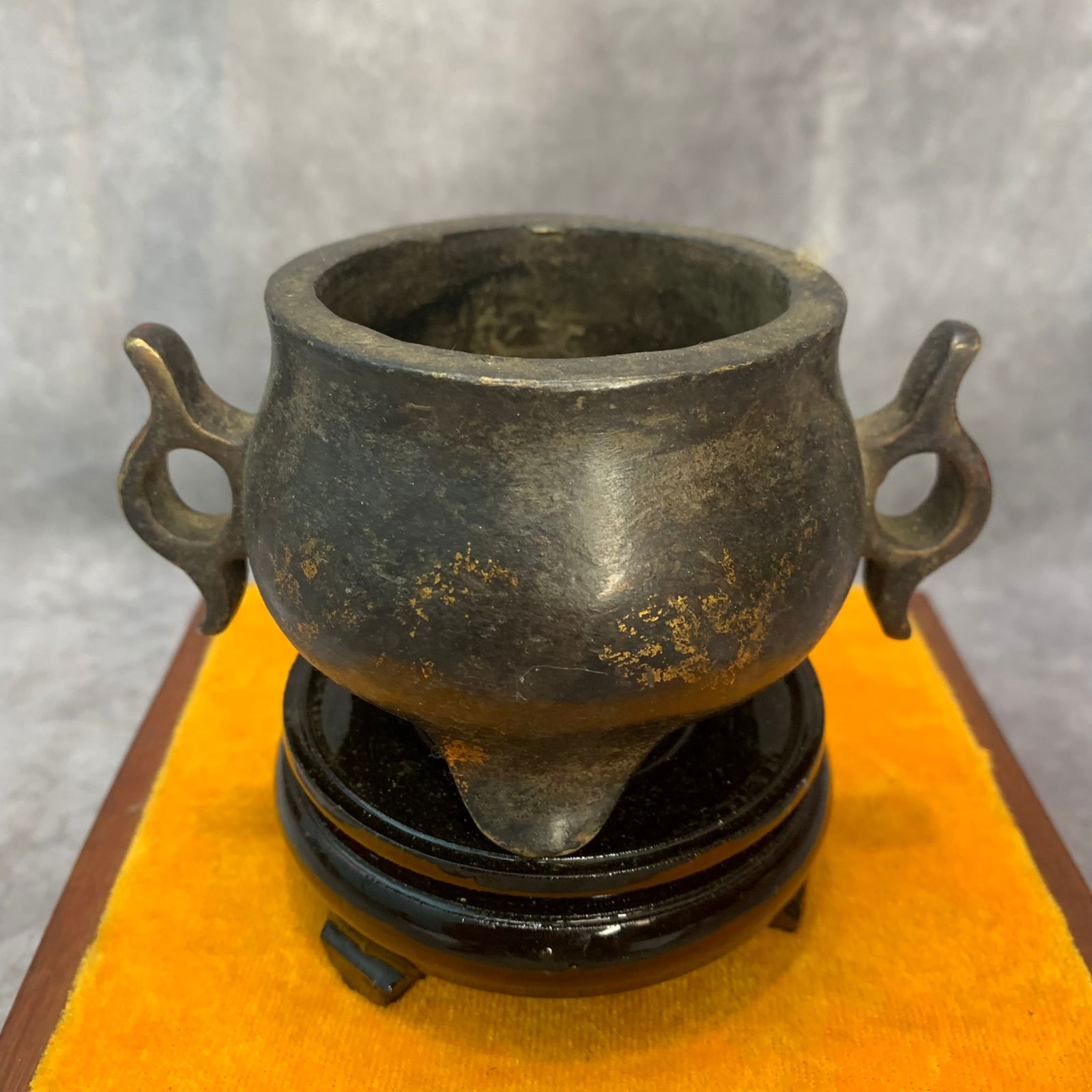A FINE ROUND FISH EAR PATTERN BRONZE CENSER - 2