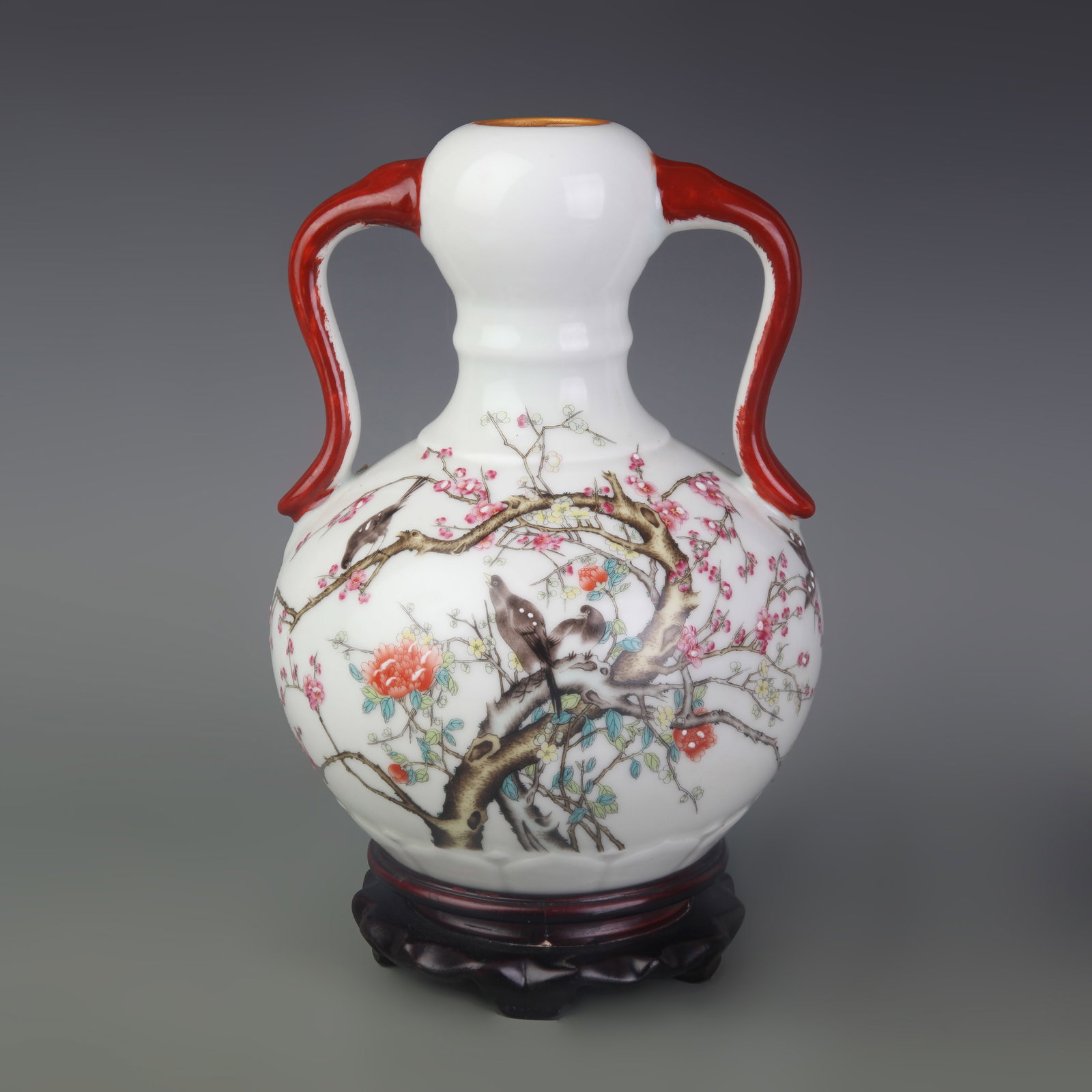 FAMILLE ROSE BIRD AND RUYI PATTERN GARLIC HEAD VASE: Qing Dynasty Qian Long Period; High: 10 inch; Diameter: 1.4 inch