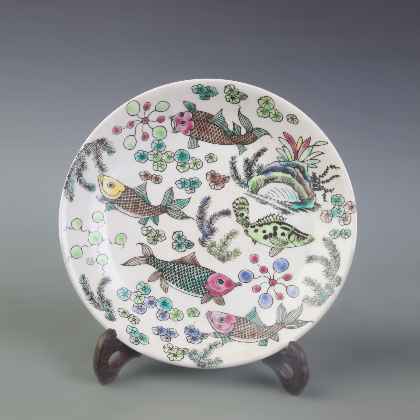 FAMILLE ROSE FISH AND ALGAE PATTERN PLATE: Qing Dynasty Yong Zheng Period; Diameter: 7.9 inch;