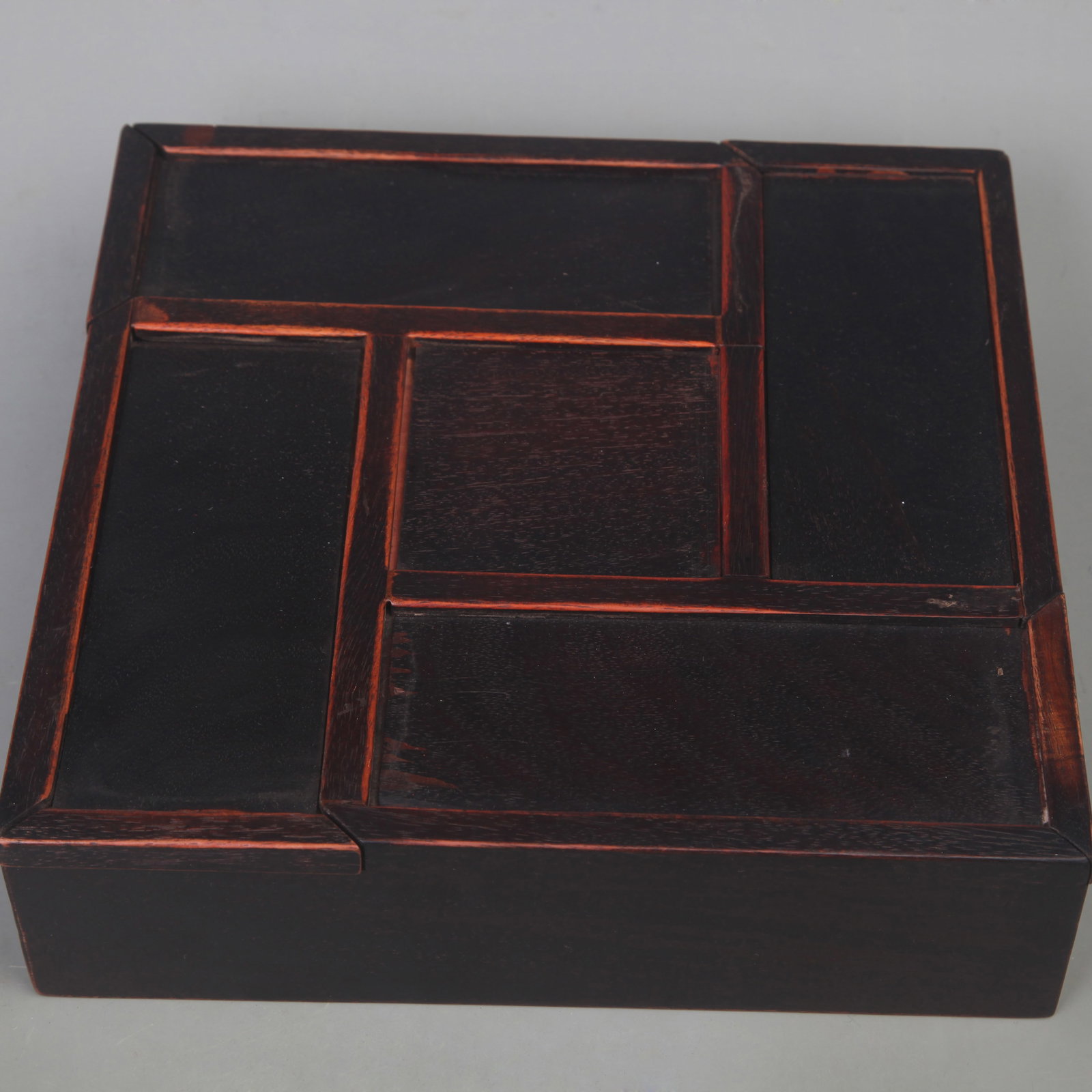 A FINE OLD ROSEWOOD MADE WOODEN BOX: 20th Century; Long: 8.0 inch; Width: 8.0 inch; High: 2.1 inch;