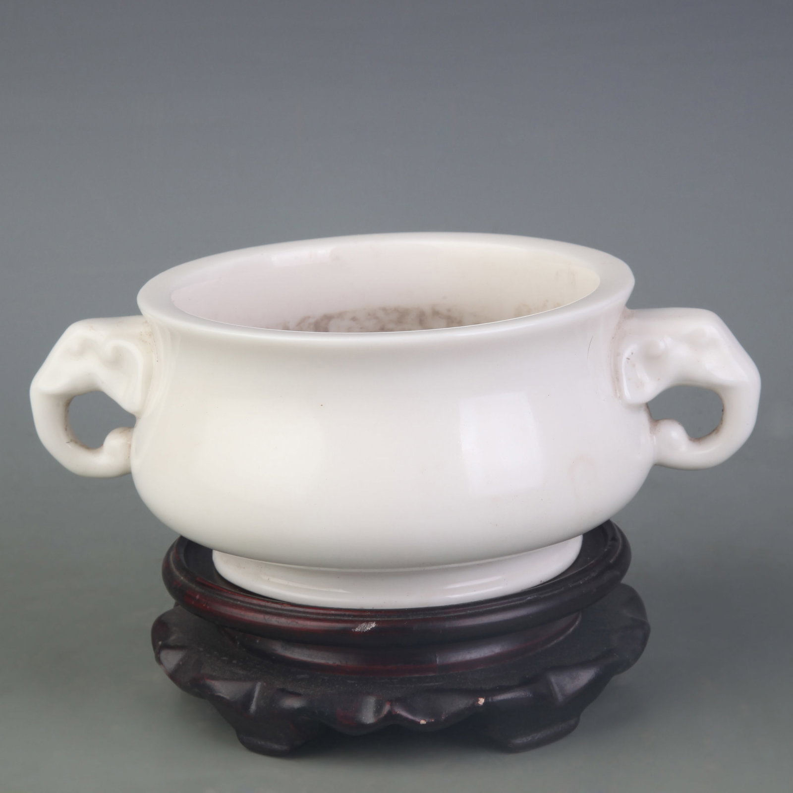 DEHUA WHITE PORCELAIN CENSER WITH ELEPHANT HANDLES AND CIRCULAR FOOT: Ming Dynasty Xuan De Period; Diameter: 5.0 inch; High:2.9 inch
