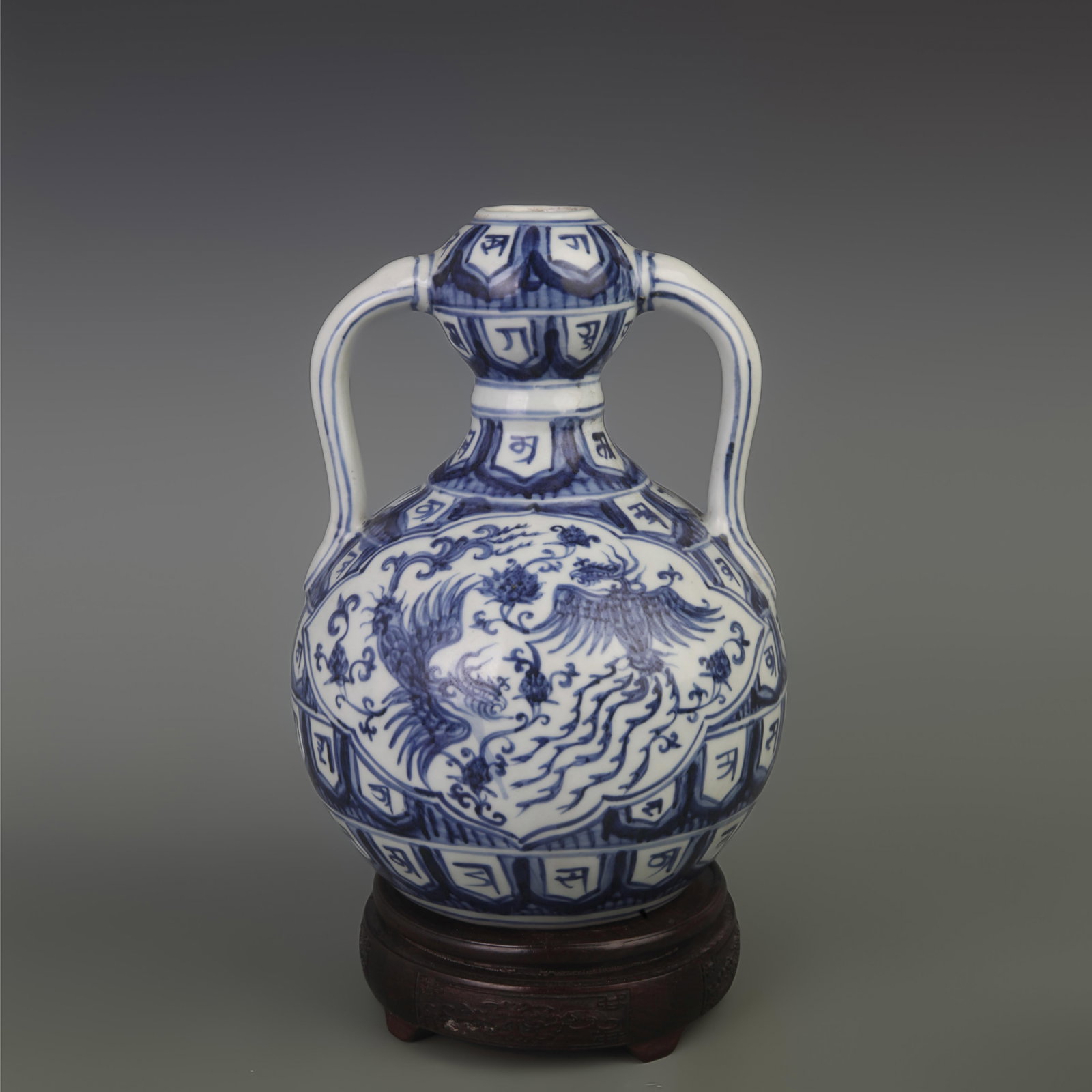 BLUE AND WHITE GARLIC HEAD SHAPED PORCELAIN VASE: Ming Dynasty, Diameter: 6.5 inch; High: 9.5 inch;