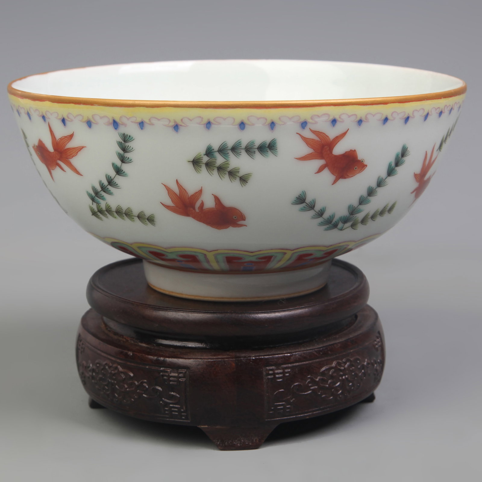 FAMILLE VERTE GILT BOWL WITH FISH MOTIF: Qing Dynasty Qian Long Period; Diameter: 6.5 inch; High: 3.0 inch;