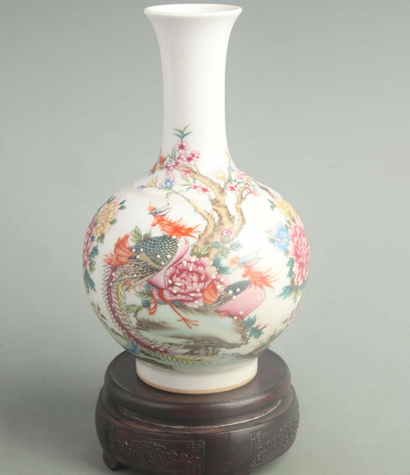FAMILLE ROSE AUSPICIOUS PEONY PATTERN PORCELAIN VASE: Qing Dynasty Qian Long Period; High: 9.00 inch; Width: 5.00 inch
