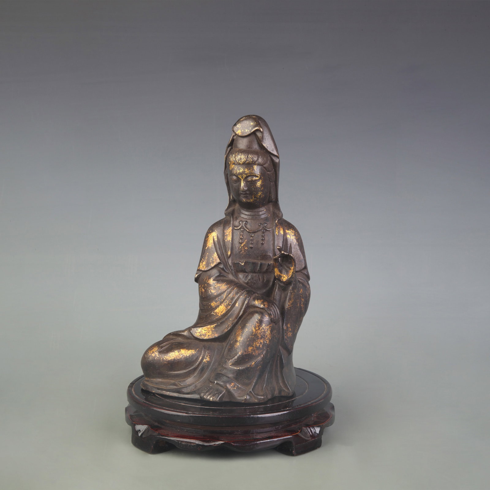 A FINE BRONZE SEATED GUANYIN STATUE (1 of 5)