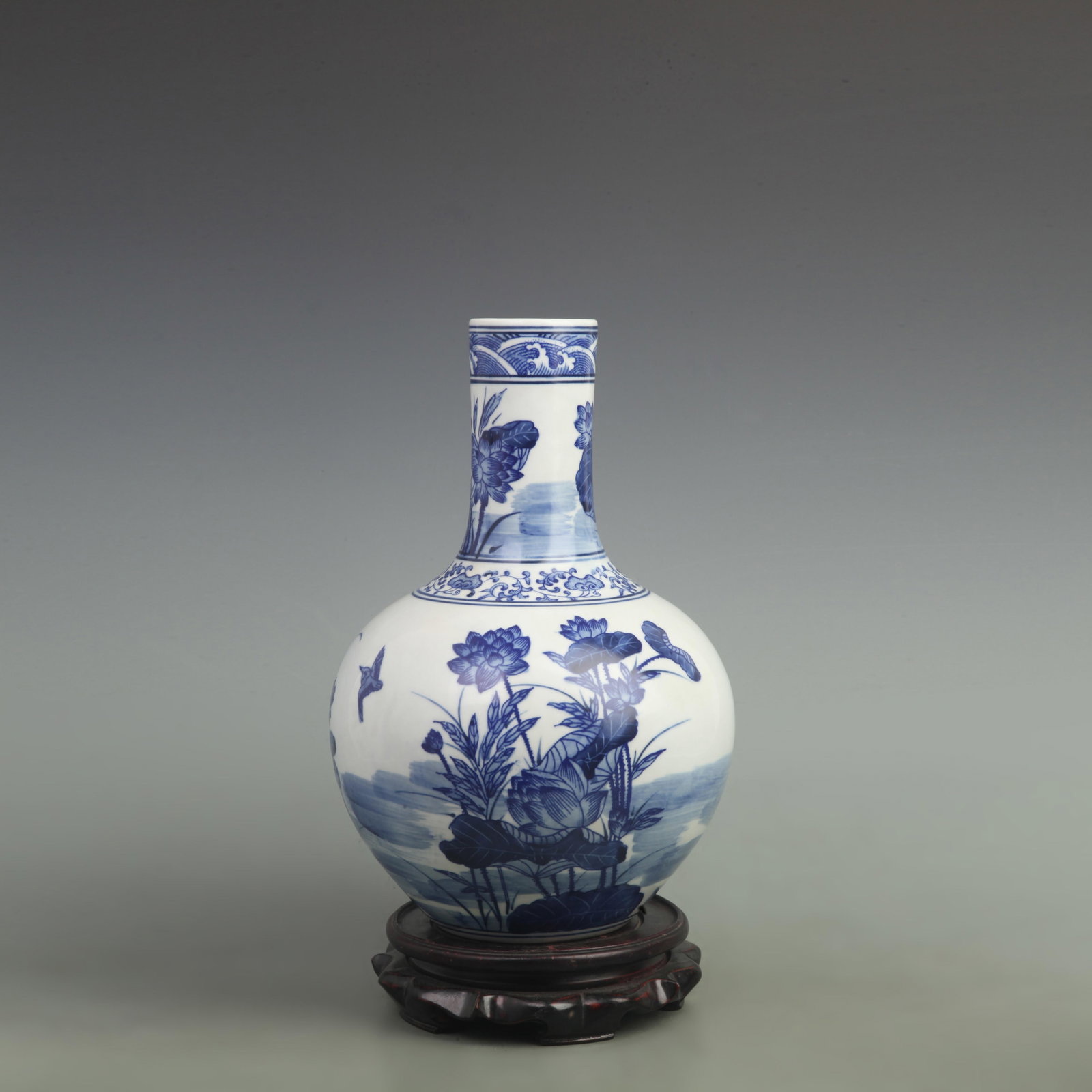 BLUE AND WHITE LOTUS FLOWER PATTERN PORCELAIN BOTTLE: Qing Dynasty Yong Zhen Period, High: 13 inch; Width: 7.2 inch;