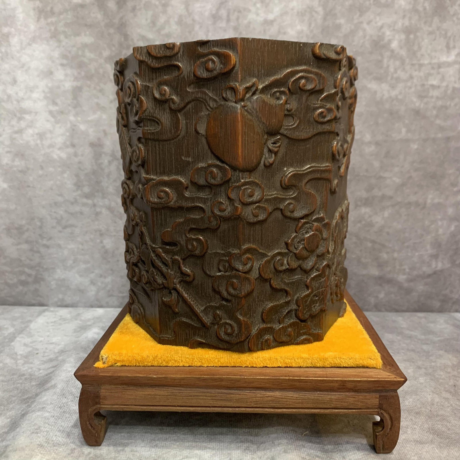 A FINE ROSEWOOD CARVED BRUSH POT (1 of 7)