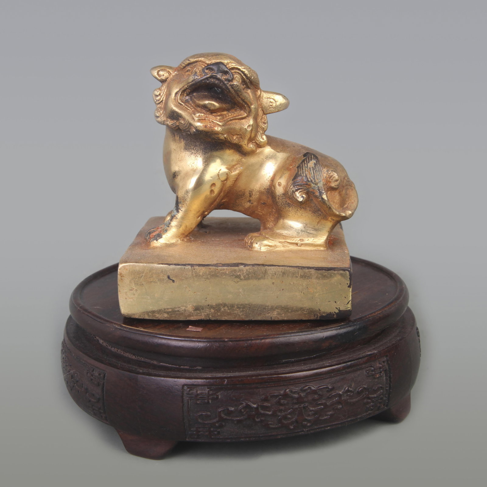 GILT BRONZE FOUR-SIDED SEAL WITH BEAST HEADS: Qing Dynasty; Diameter: 3.3 inch; High: 3.8 inch