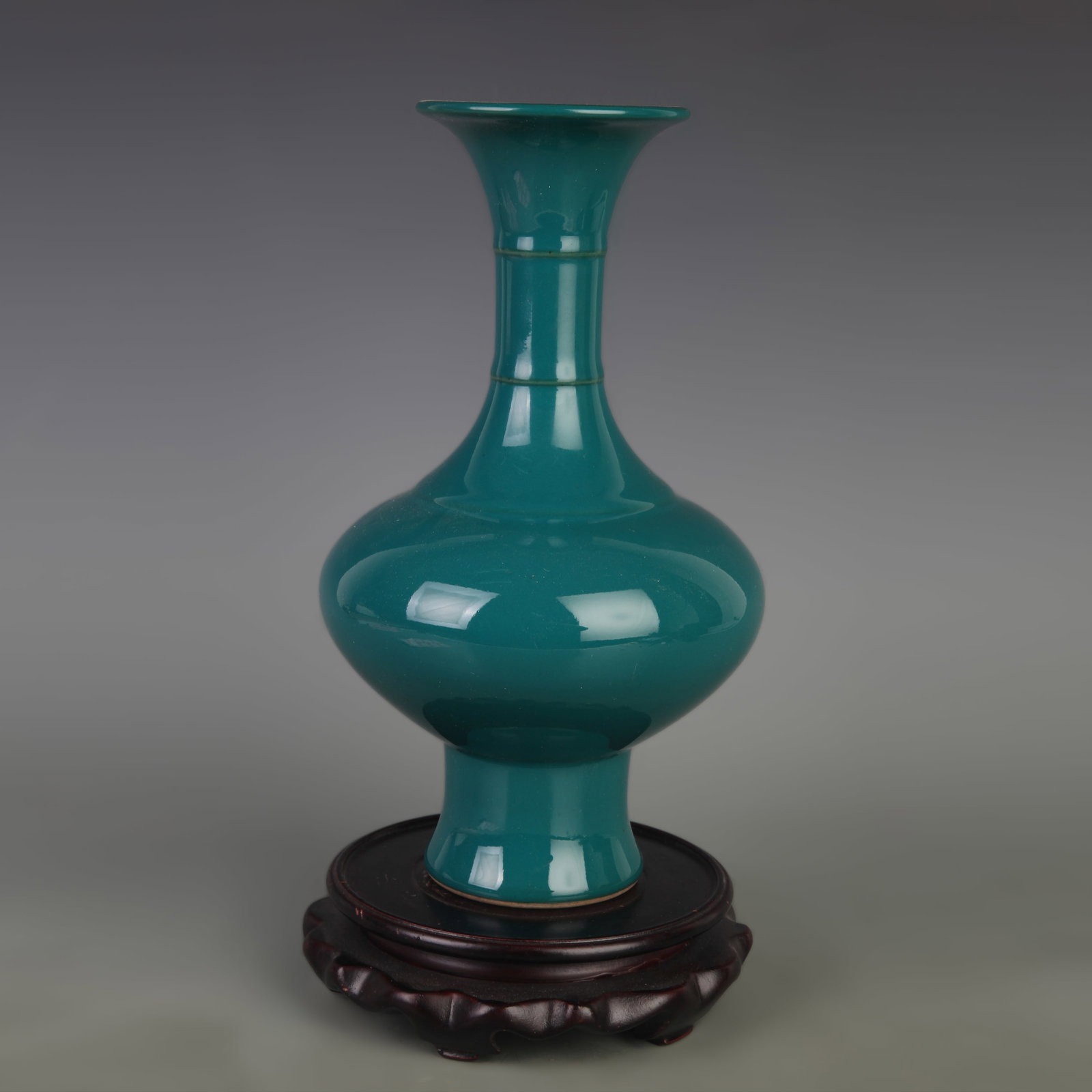 A FINE GREEN GLAZE DISPLAY PORCELAIN VASE: Qing Dynasty Qian Long Period; Diameter: Diameter: 5.5 inch; High: 9.6 inch