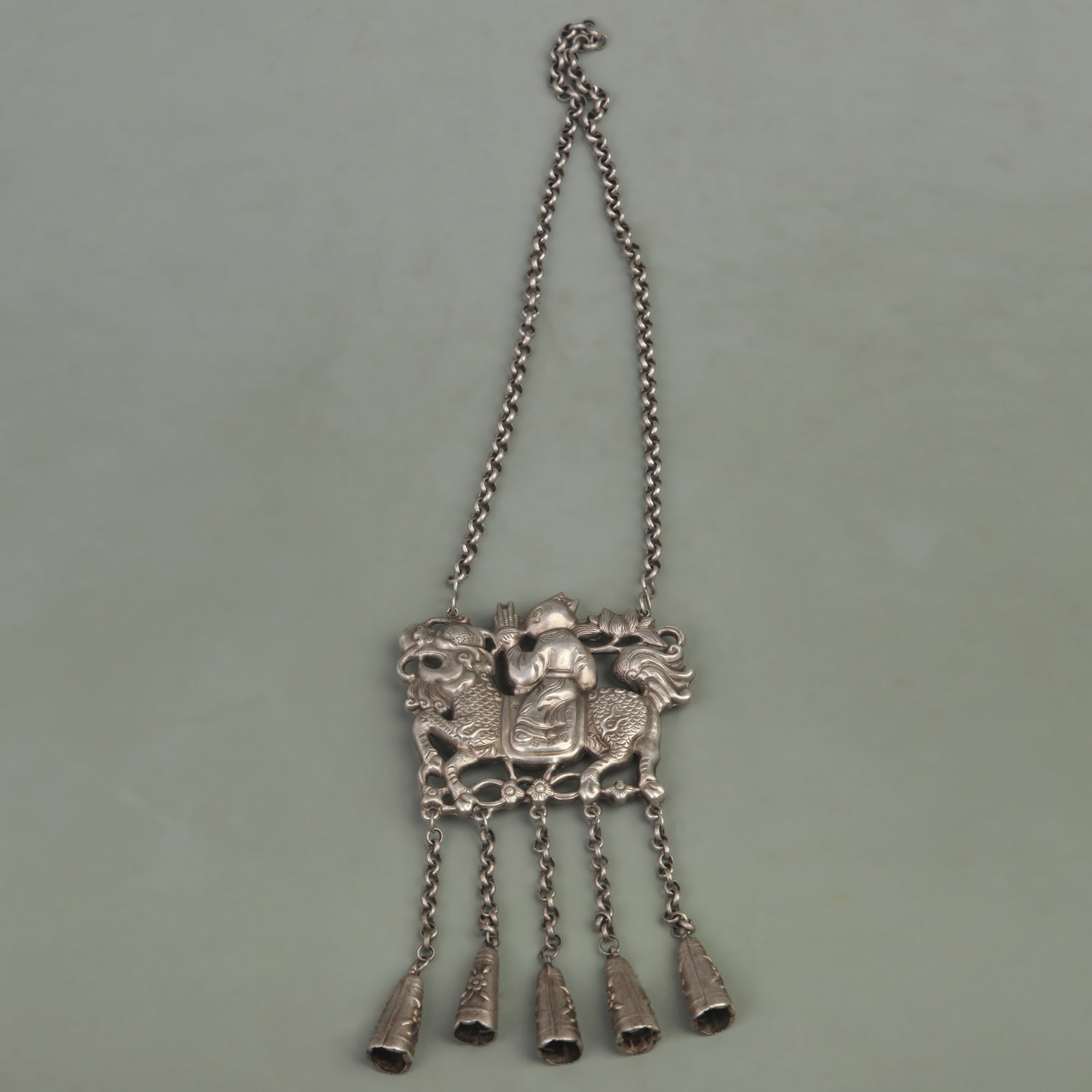 A FINE WHITE BRONZE NECKLACE (1 of 5)