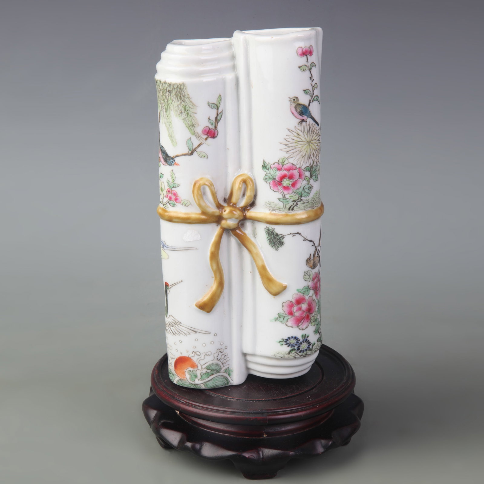 FAMILLE ROSE WALL-HANGING VASE WITH FLORAL AND BIRD DESIGN (1 of 5)