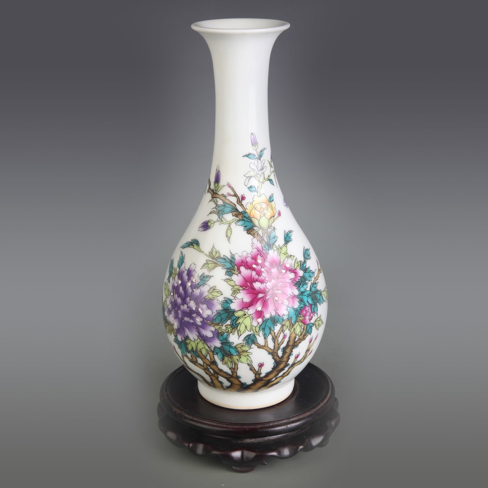 FAMILLE ROSE FLOWER AND BIRD PATTERN YU HU CHUN STYLE PORCELAIN BOTTLE: Qing Dynasty Qian Long Period; Diameter: 2.5 inch; High: 10.0 inch