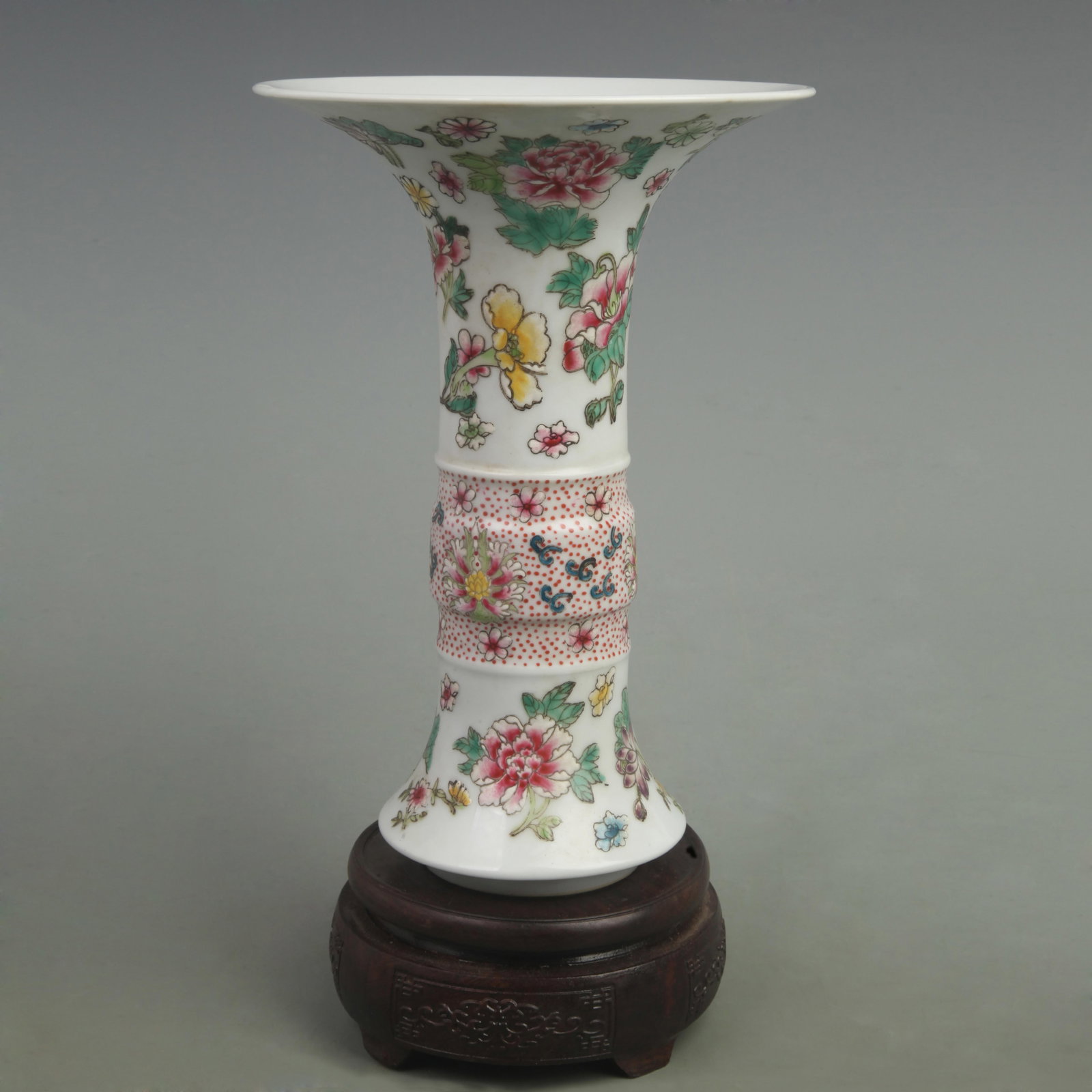 RARE FAMILLE ROSE PEONY FLOWER PATTERN FLOWER VASE: Qing Dynasty Qian Long Period; High: 9 inch; Diameter: 6.3 inch;