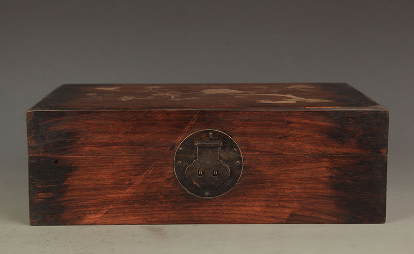 A FINE HUA LI MY INLAY WITH SEA SNAIL WOODEN BOX: 19th Century, High: 4.75 inch; Long: 14.00 inch; Width: 8.0 inch;