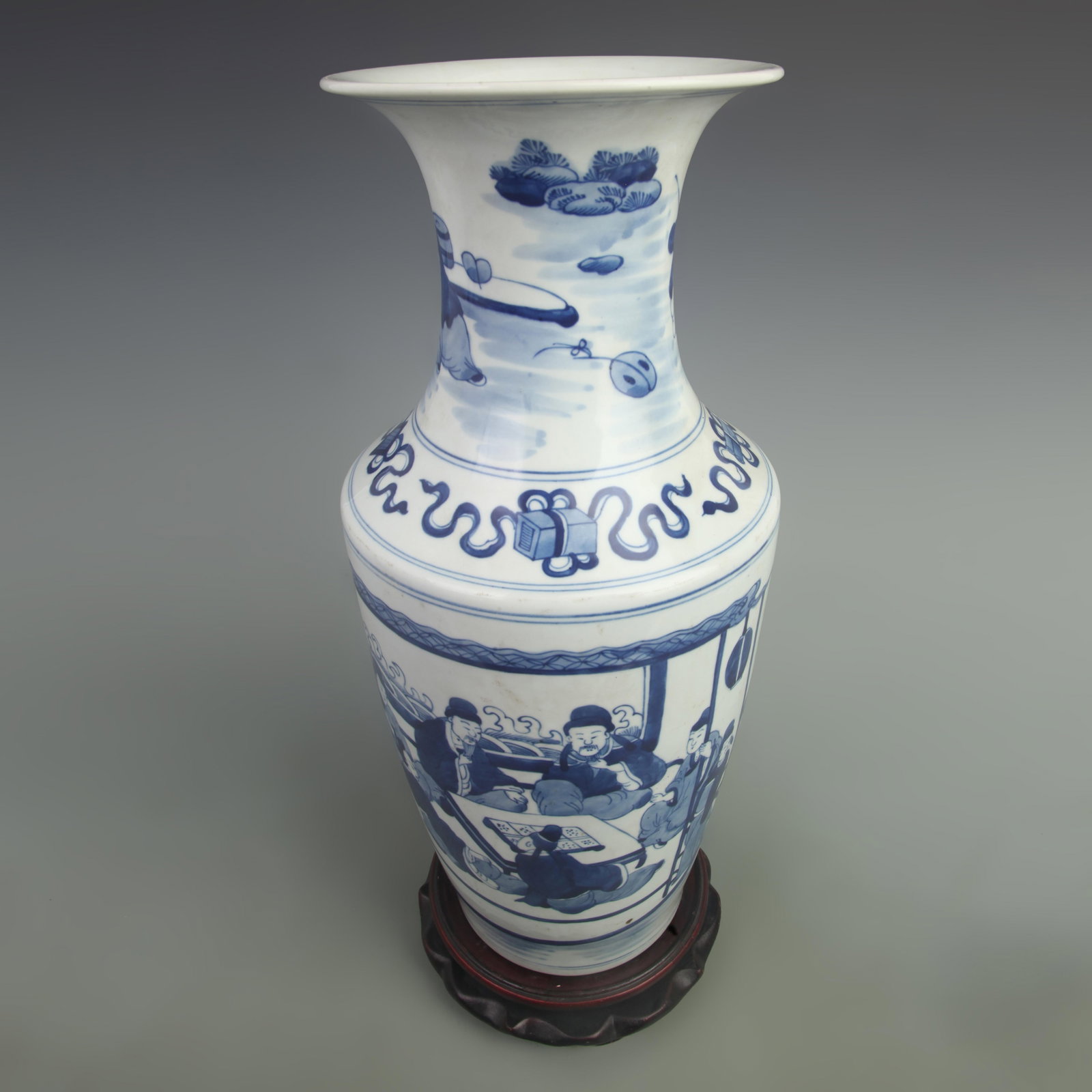 A FINE BLUE AND WHITE CHARACTER PATTERN PORCELAIN VASE: Qing Dynasty,Kang Xi Period; High: 16.5 inch; Width: 8 inch;