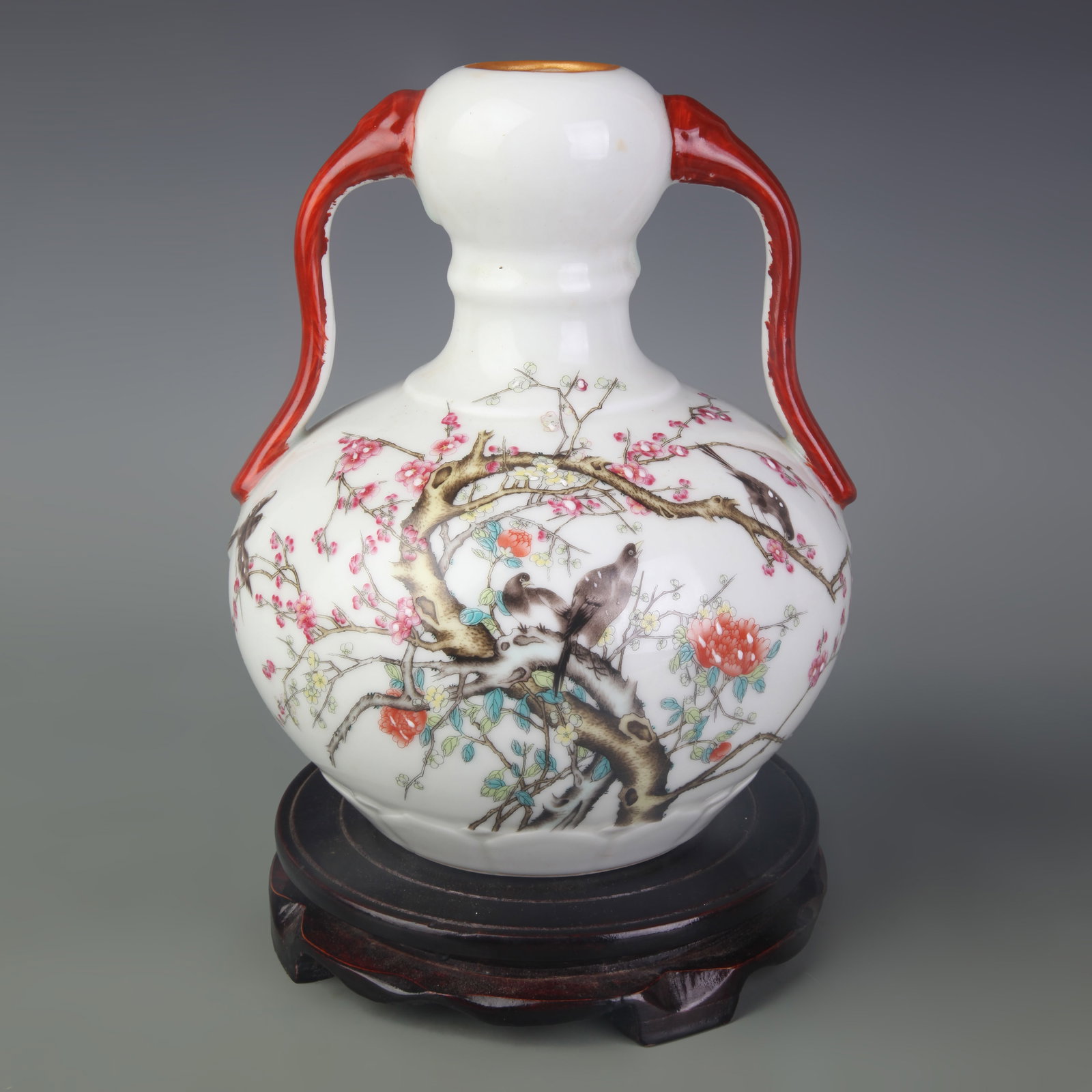 FAMILLE ROSE FLOWER AND RUYI PATTERN GARLIC-HEAD PORCELAIN VASE: Qing Dynasty Qian Long Period; Width: 7.5 inch; High: 9.0 inch