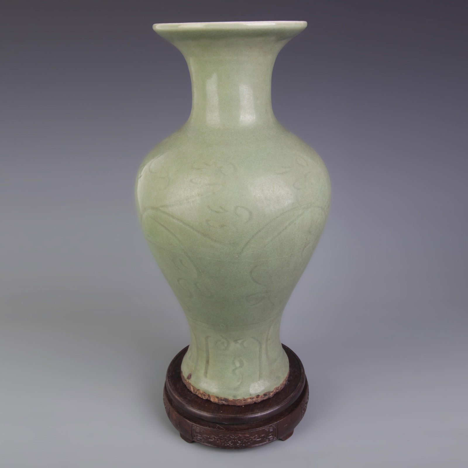 A FINE LONGQUAN KILN CARVED FLOWER DECORATIVE PORCELAIN VASE (1 of 5)