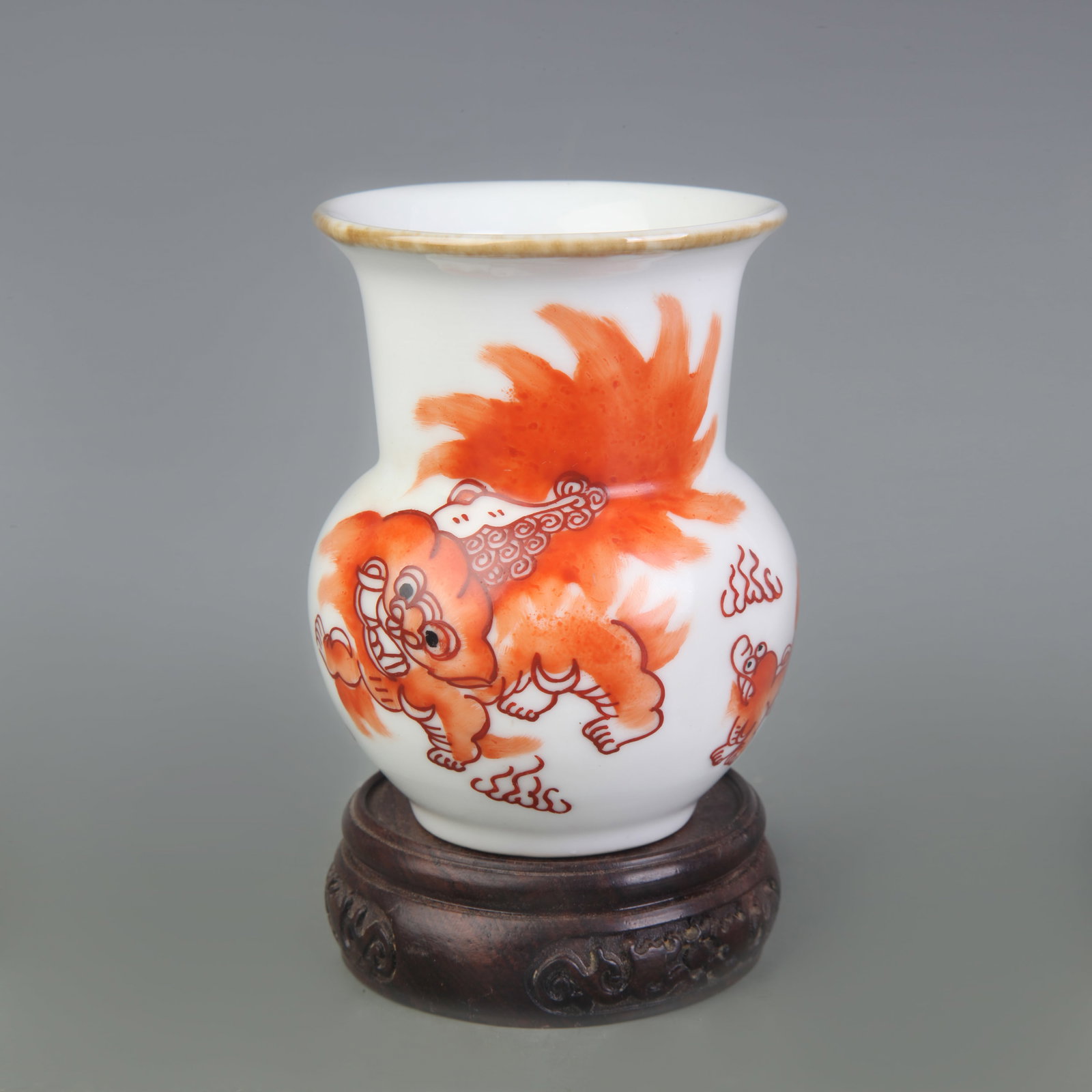 FAMILLE ROSE AUSPICIOUS BEAST PATTERN PORCELAIN SPITTOON (1 of 5)
