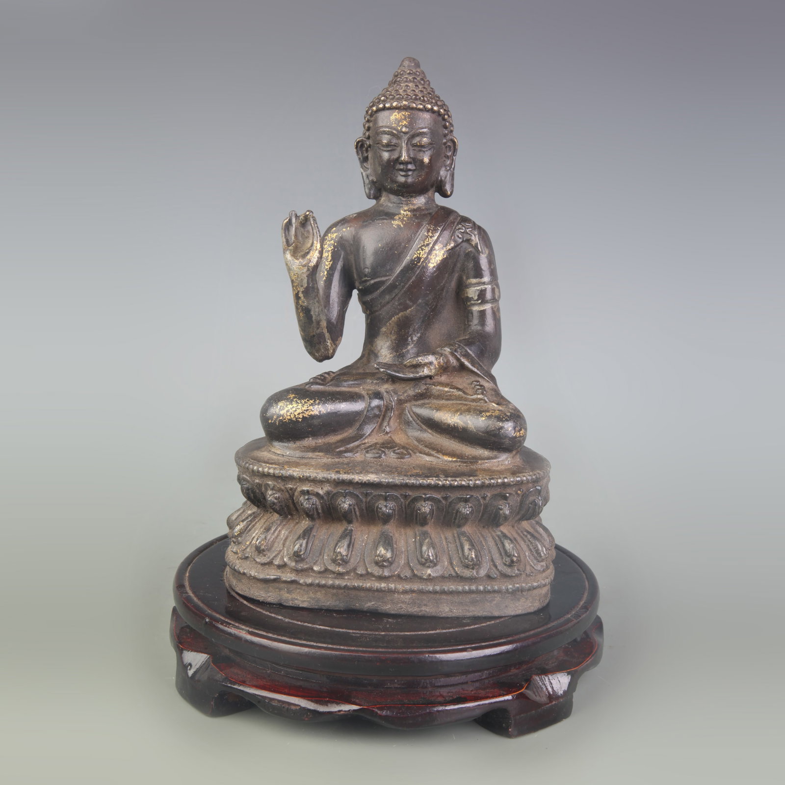 A FINE TIBETAN BUDDHISM BRONZE GILT SHAKYAMUNI BUDDHA STATUE: Qing Dynasty; High: 8.1 inch
