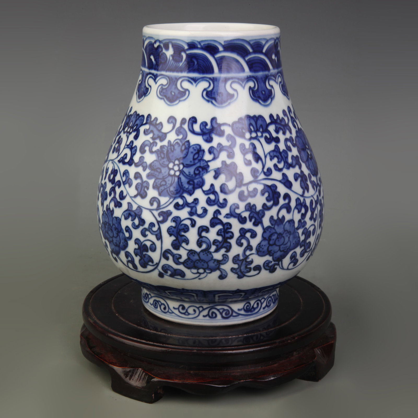 A BLUE-AND-WHITE FLORAL ZUN PORCELAIN VASE: Qing Dynasty Qian Long Period; Diameter: 3.5 inch; High: 7.6 inch