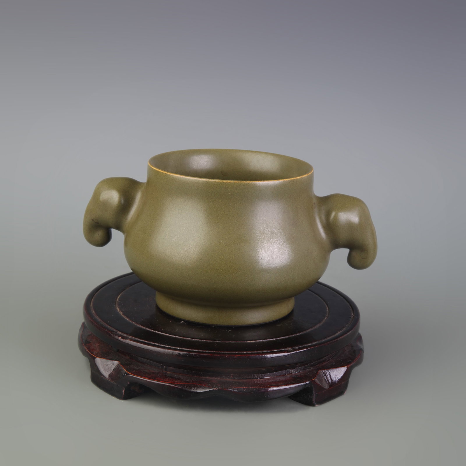 AN EEL-YELLOW-GLAZED CENSER WITH ELEPHANT-HEAD HANDLES AND CIRCULAR FOOT: Qing Dynasty Qian Long Period; Diameter: 3.9 inch; High: 3.5 inch