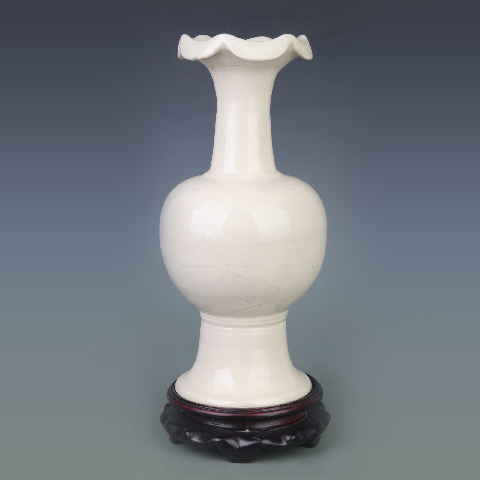 A FINE DING KILN WHITE PORCELAIN VASE: Song Dynasty Style; High: 10.5 inch; Diameter: 4.2 inch