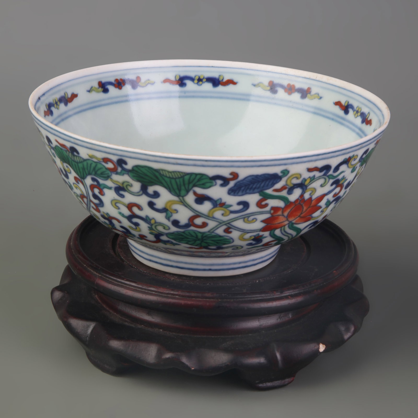 A FINE DOUCAI FLORAL PATTERN PORCELAIN BOWL: Qing Dynasty Yong Zheng Period; Diameter: 5.5 inch; High: 2.5 inch