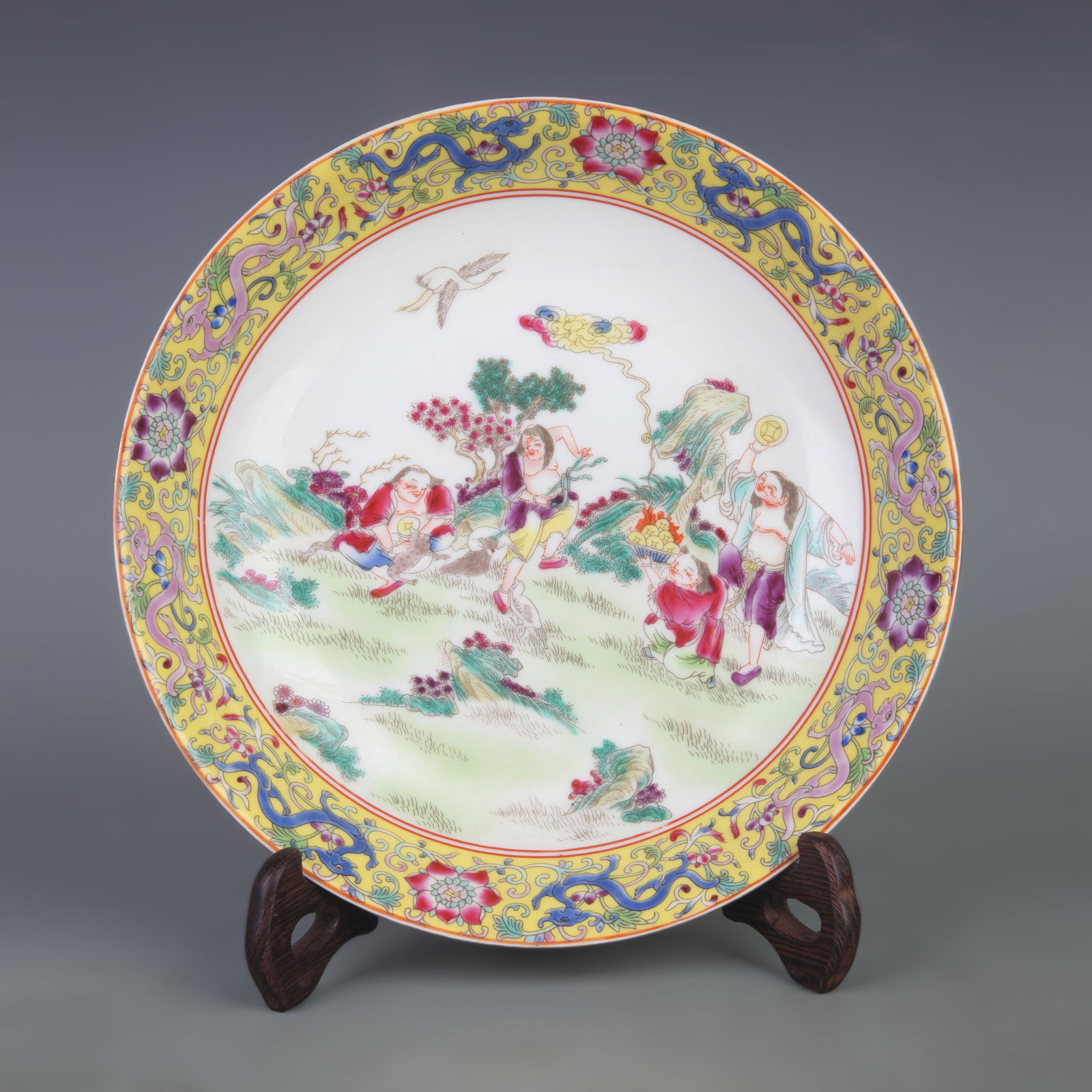 A FAMILLE-ROSE ENAMEL FIGURAL PATTERN PORCELAIN DISH (1 of 5)