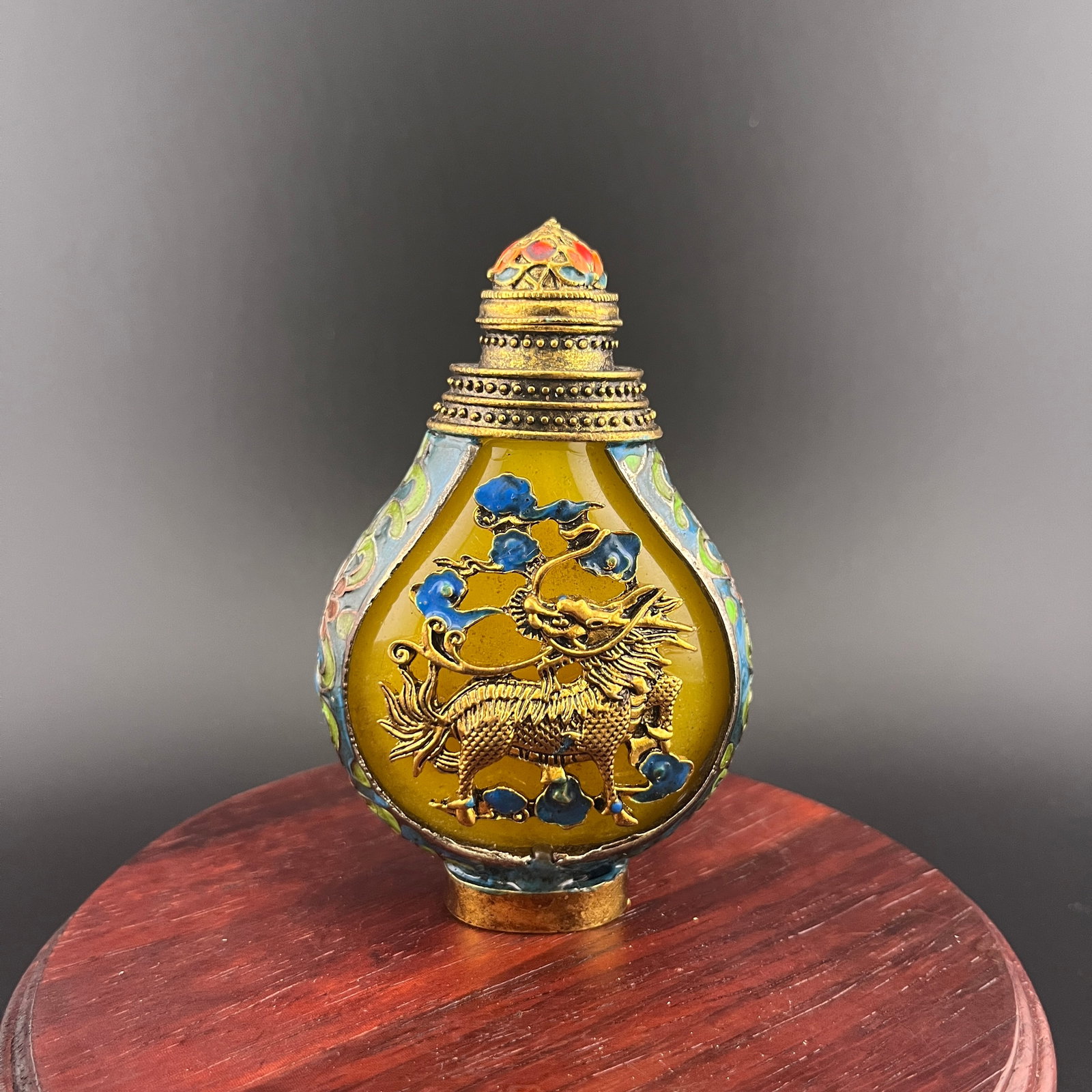 A FINE CHINESE SNUFF BOTTLE WITH ENAMEL BODY AND DRAGON MOTIF (1 of 4)