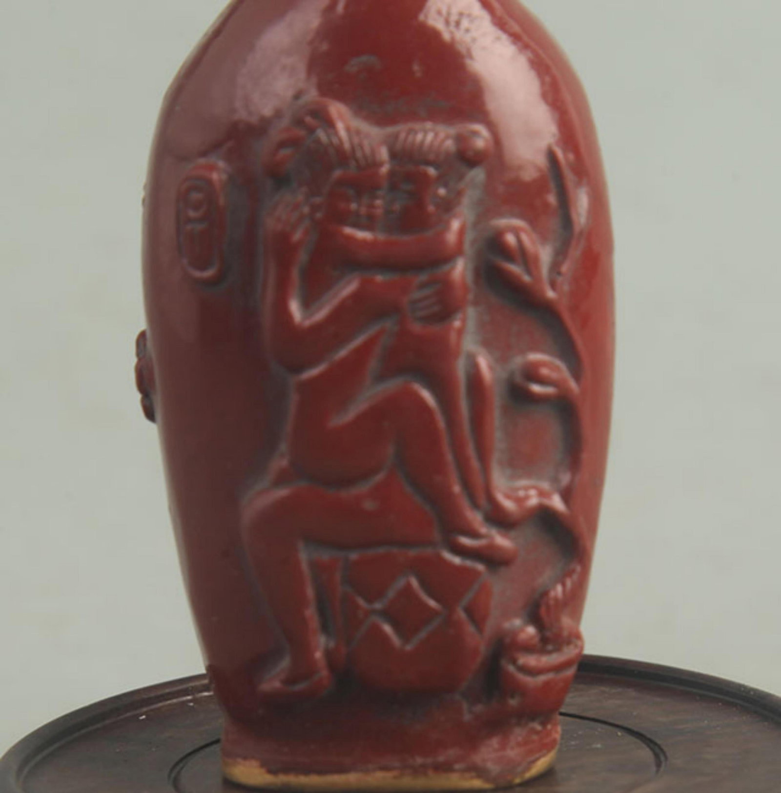 A FINE CARVED LACQUER CHARACTER PATTERN SNUFF BOTTLE - 3