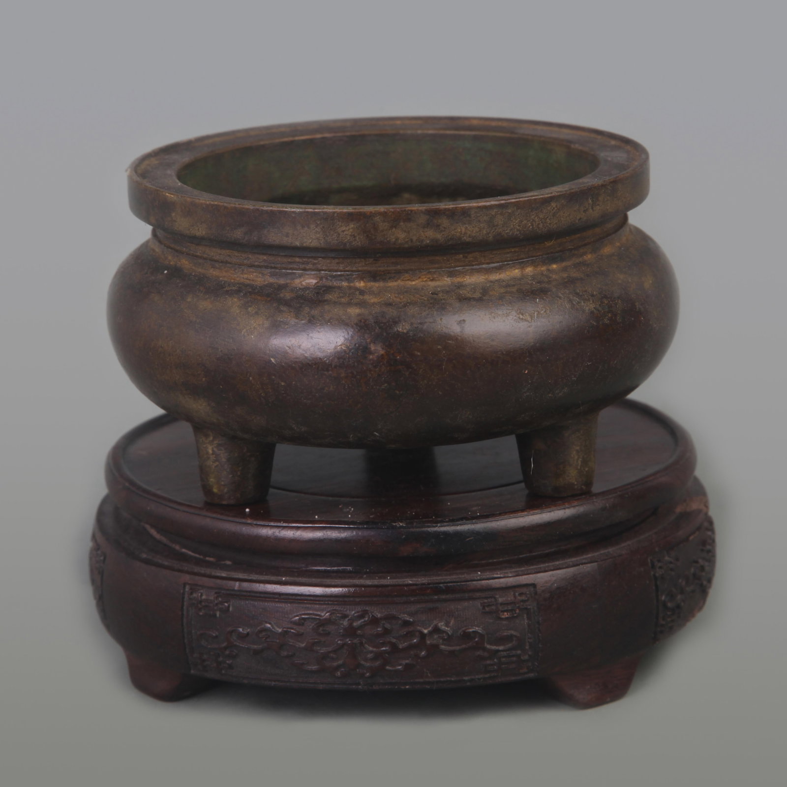 BRONZE THREE-LEGGED CENSER WITH ROUND TOP: Ming Dynasty Style; Diameter: 4.5 inch; High: 2.7 inch;