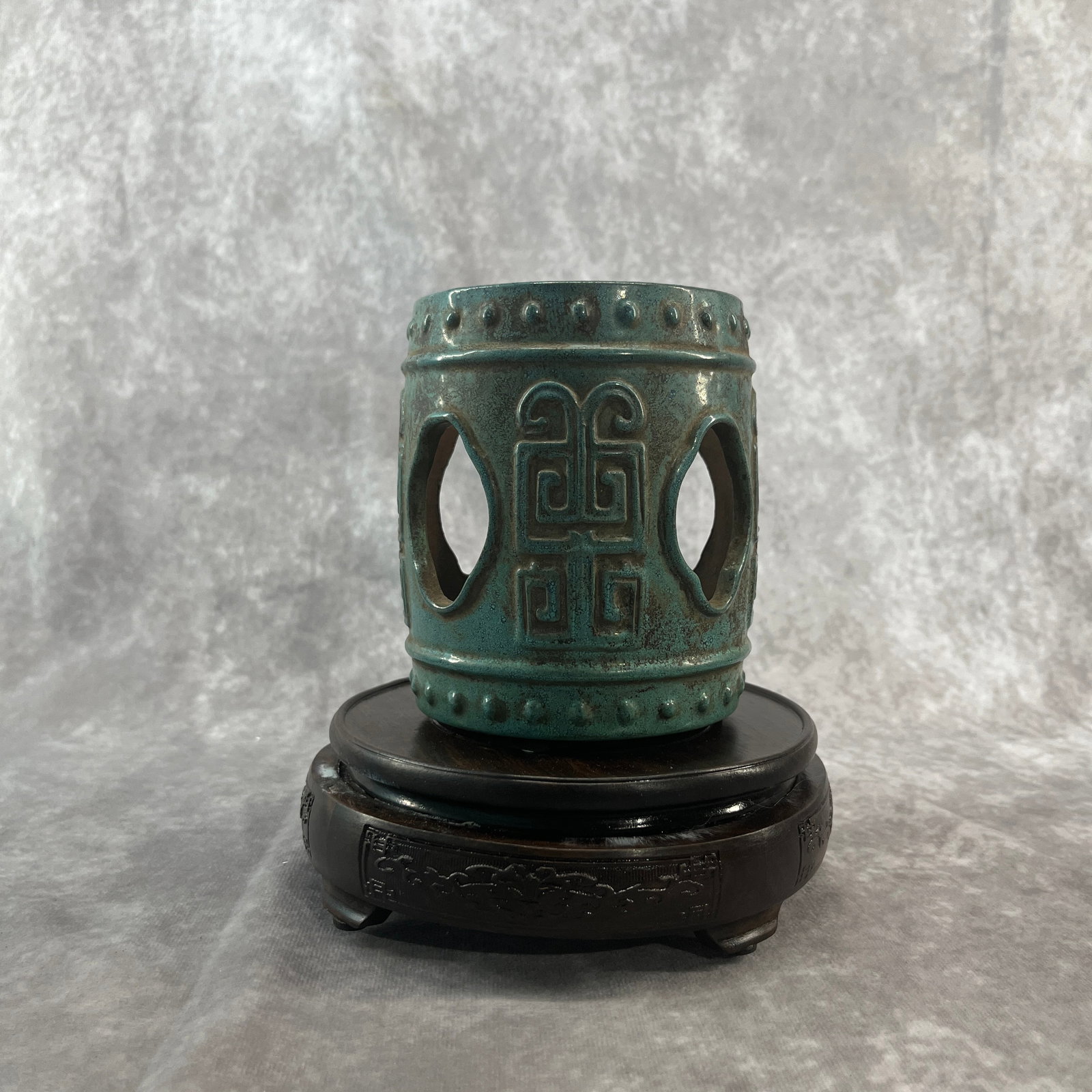 A FINE GREEN GLAZED CHINESE DRUM SHAPED CERAMIC BRUSH PUT: Republic Period; High: 5.3 inch; Diameter: 4.5 inch;