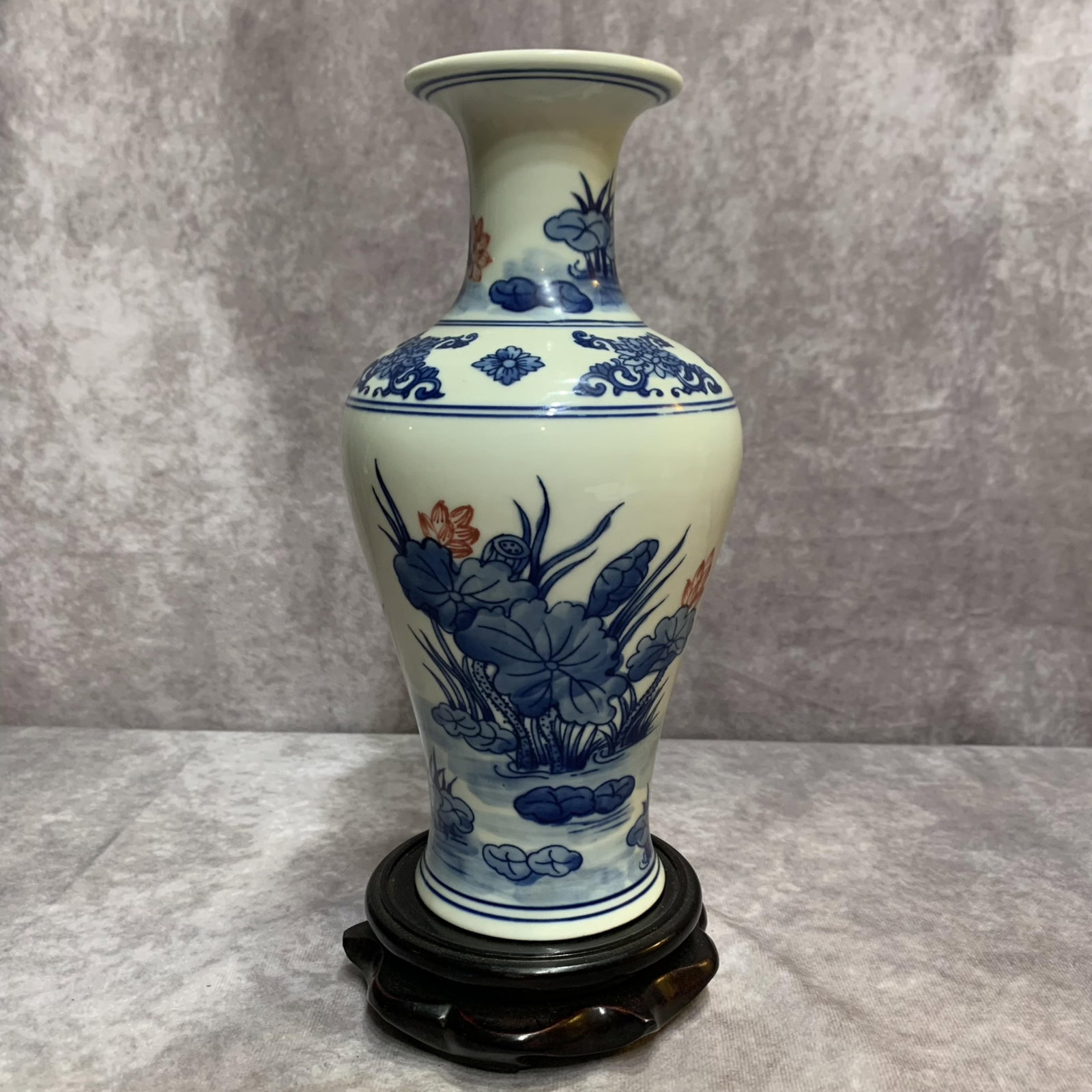 A FINE BLUE-AND-WHITE LANDSCAPE PATTERN PORCELAIN VASE (1 of 6)