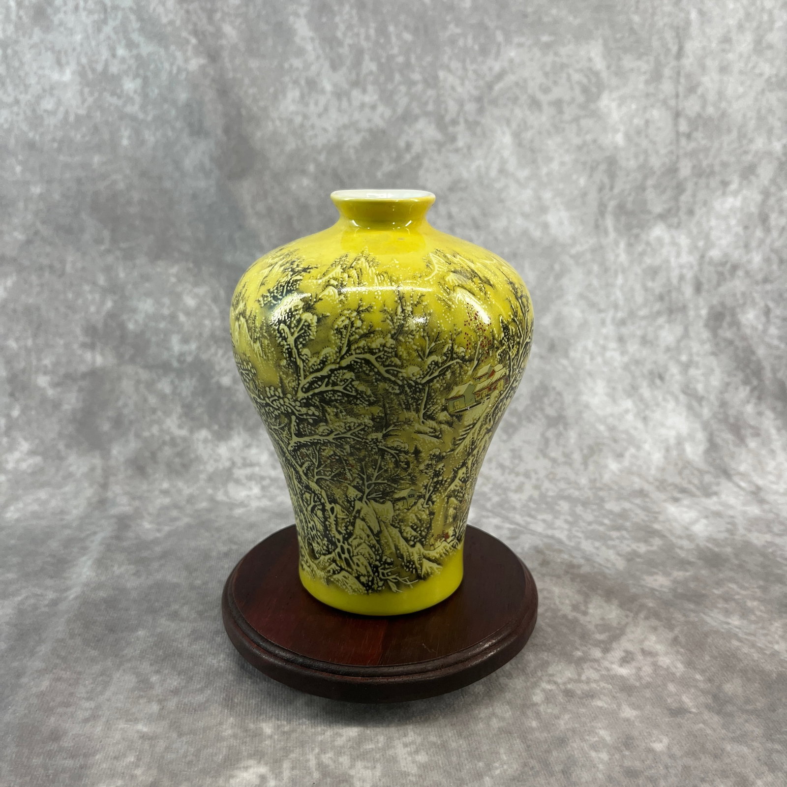 A FINE YELLOW GLAZED PLUM STYLE PORCELAIN VASE: Qing Dynasty; High: 6.3 inch; Diameter: 4.6 inch;