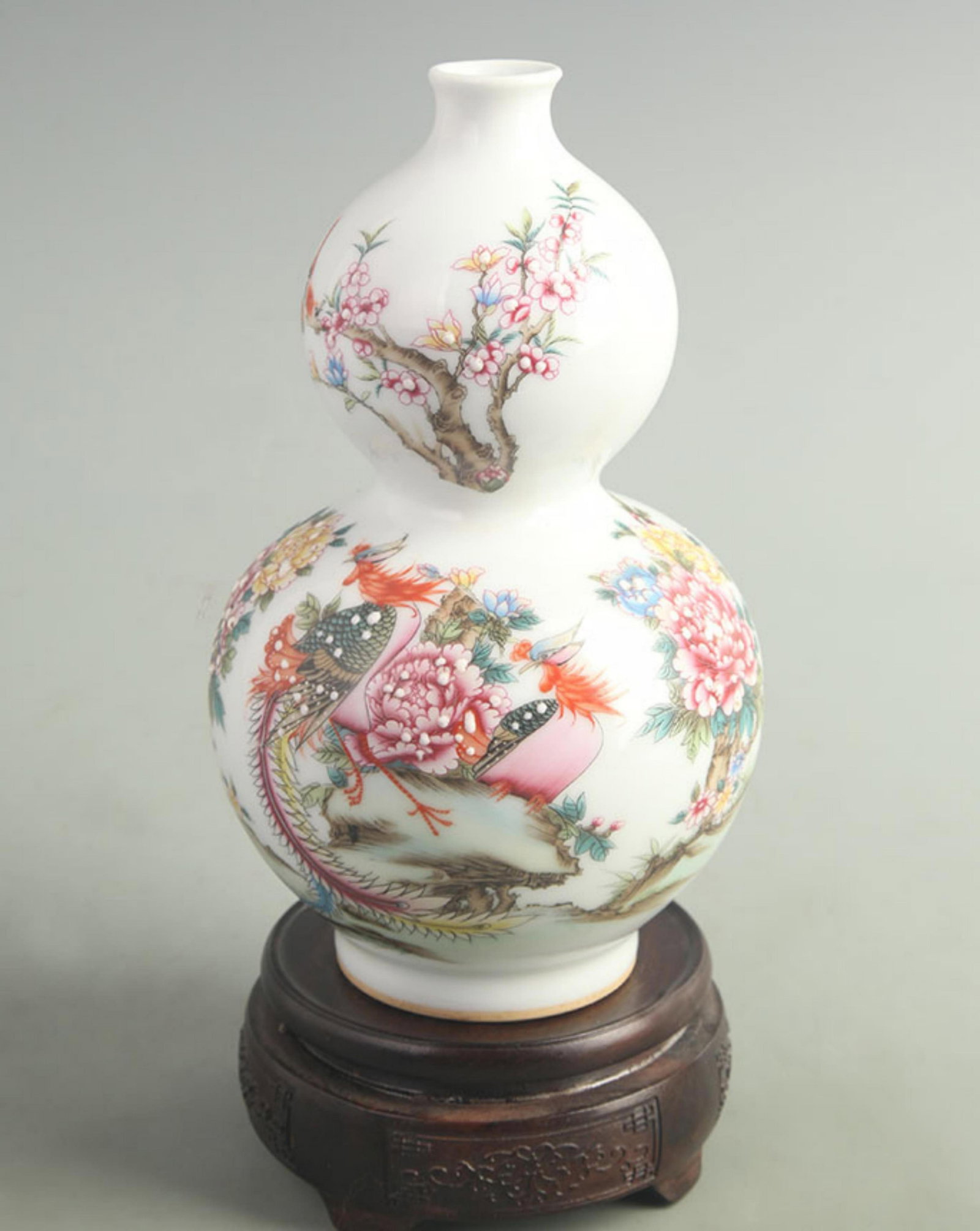 ENAMEL COLOR FLOWER AND BIRD PATTERN CALABASH STYLE BOTTLE: Qing Dynasty Qian Long Period; High: 8.20 inch; Width: 4.50 inch;
