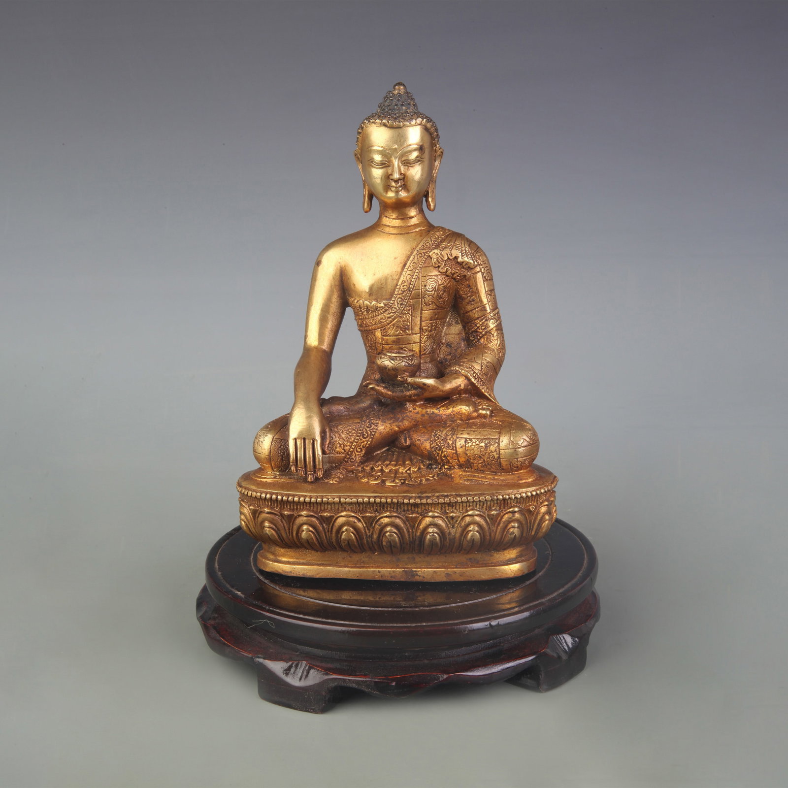 A FINE BRONZE FIGURE OF SHAKYAMUNI BUDDHA: Qing Dynasty; High: 7.8 inch