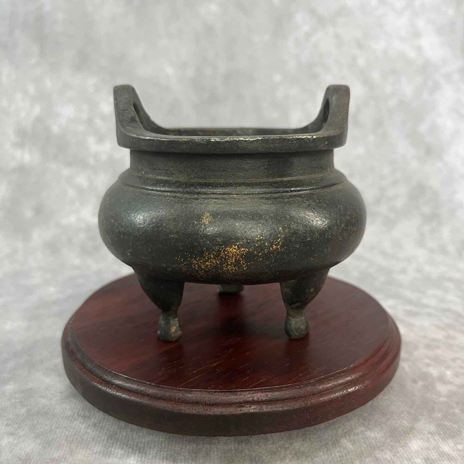 A FINE BRONZE TRIPOD ROUND CENSER (1 of 7)
