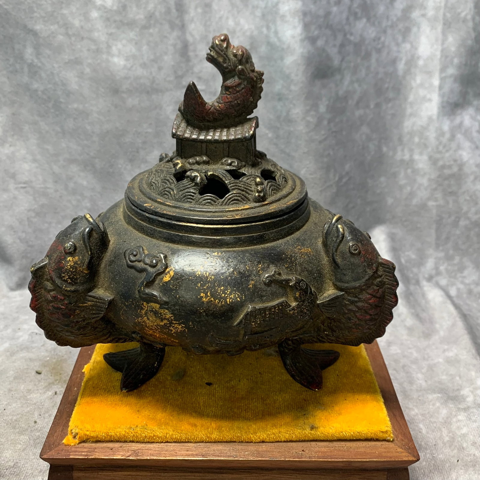 A MING-STYLE GILT-BRONZE CENSER WITH WAVE MOTIF, BEARING A PRIVATE MARK: Ming Dynasty Style; High: 6.7 inch; Diameter: 6.1 inch