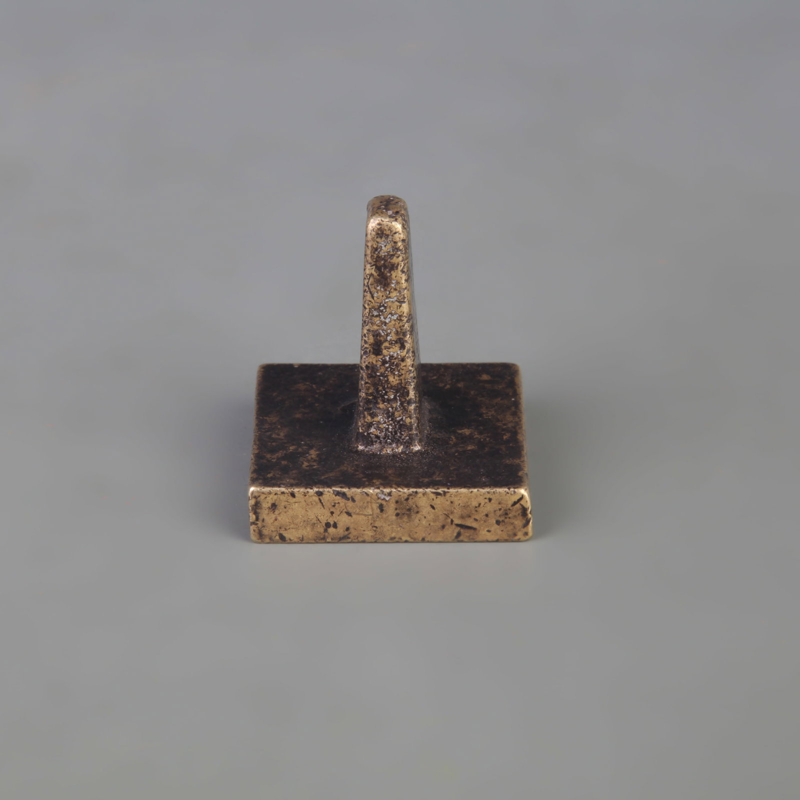 A SMALL BRONZE SQUARE SEAL - 2