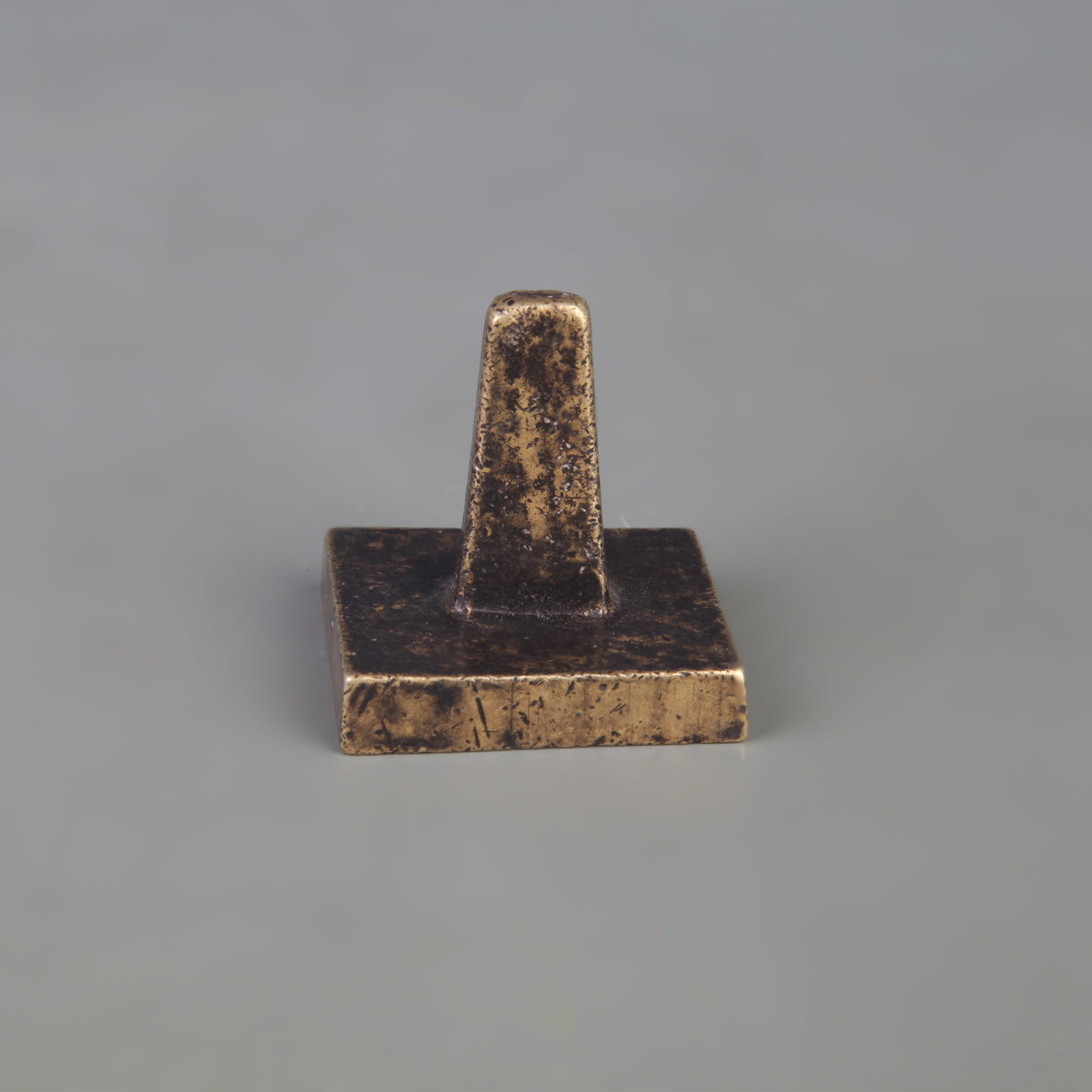 A SMALL BRONZE SQUARE SEAL - 3