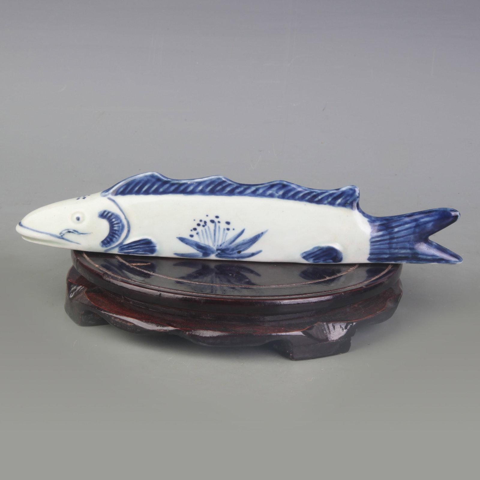 A SCHOLAR’S OBJECT PORCELAIN BRUSH REST: Qing Dynasty; Long: 9.0 inch; High: 2.0 inch