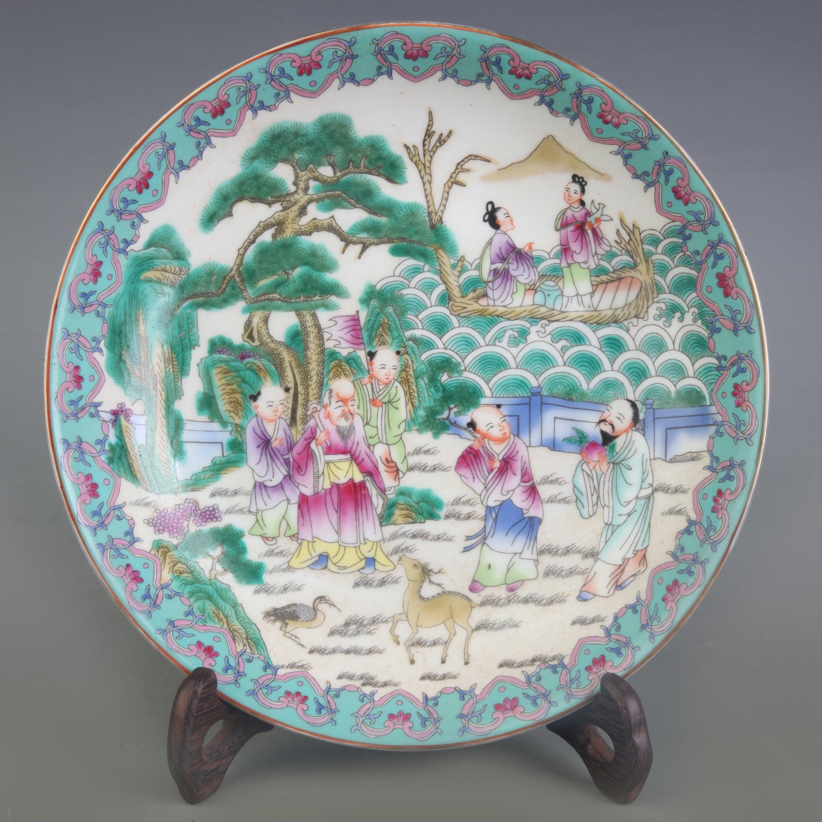 AN ENAMELLED FIGURAL PATTERN PORCELAIN DISH: Qing Dynasty Yong Zheng Period; Diameter: 8.1 inch